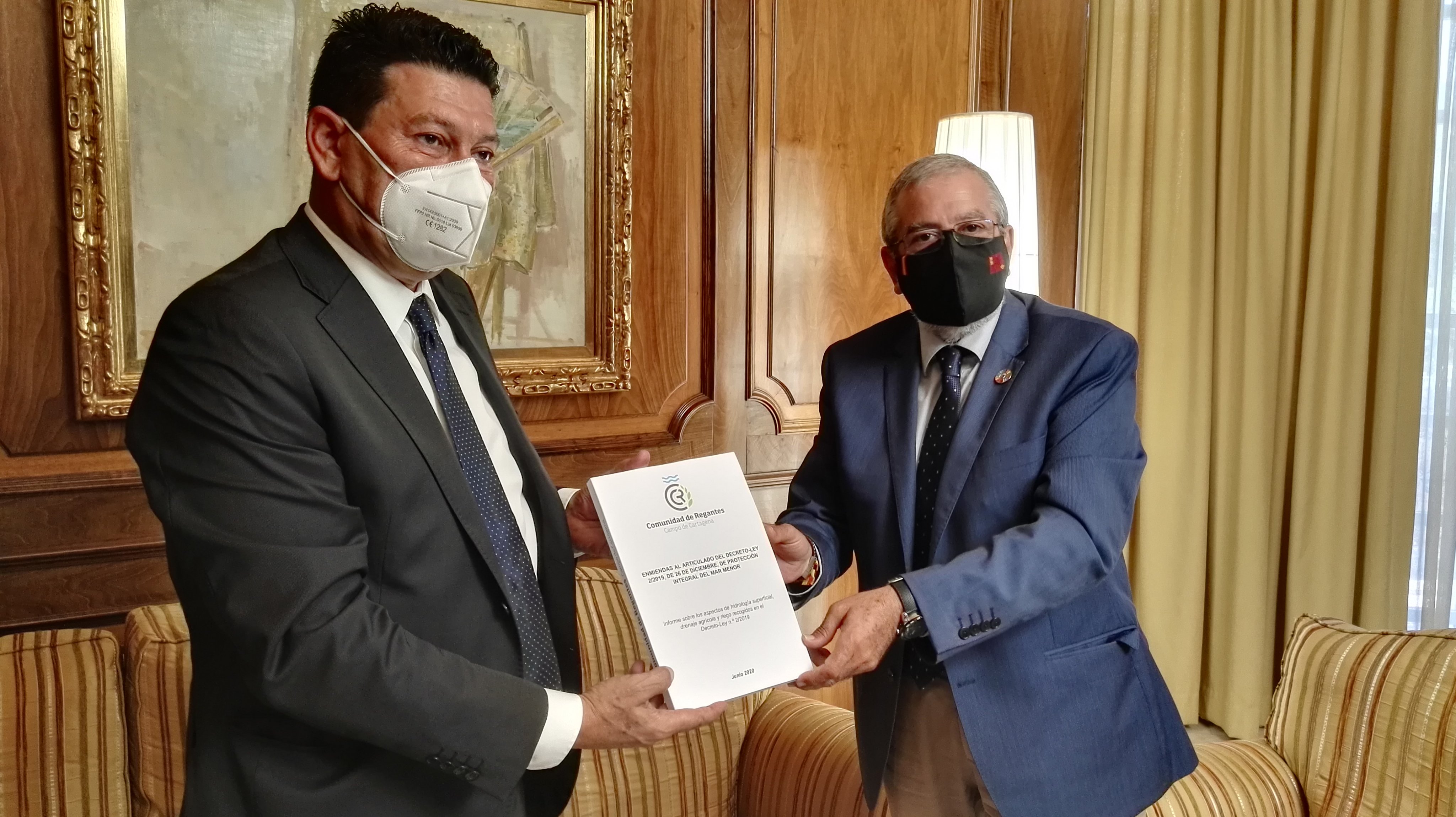 Manuel Martínez entrega a Alberto Castillo el documento que contiene las 24 propuestas de enmienda al proyecto de ley del Mar Menor