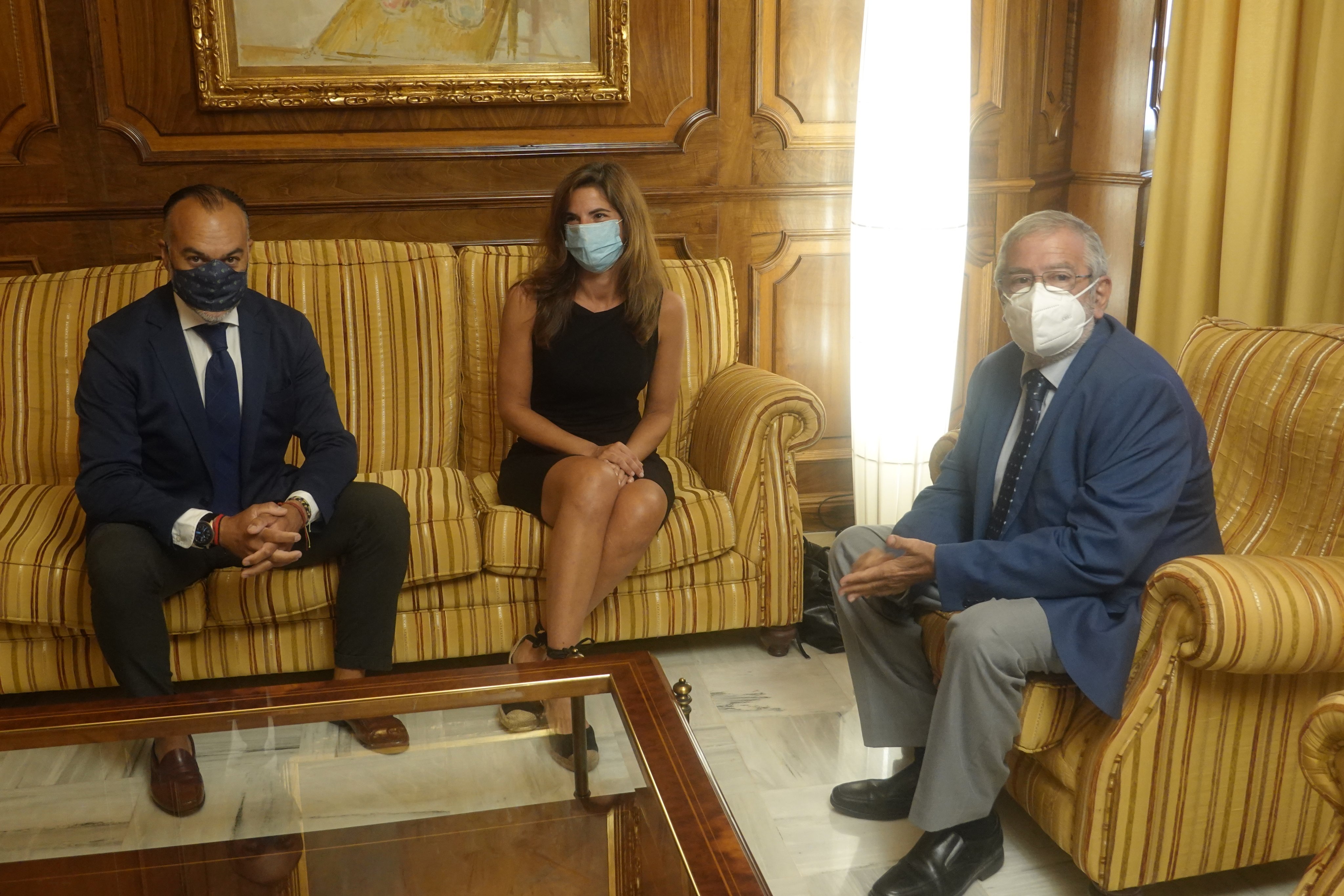 Francisco Casado y Celia Ferrero junto a Alberto Castillo en los instantes previos a la reunión