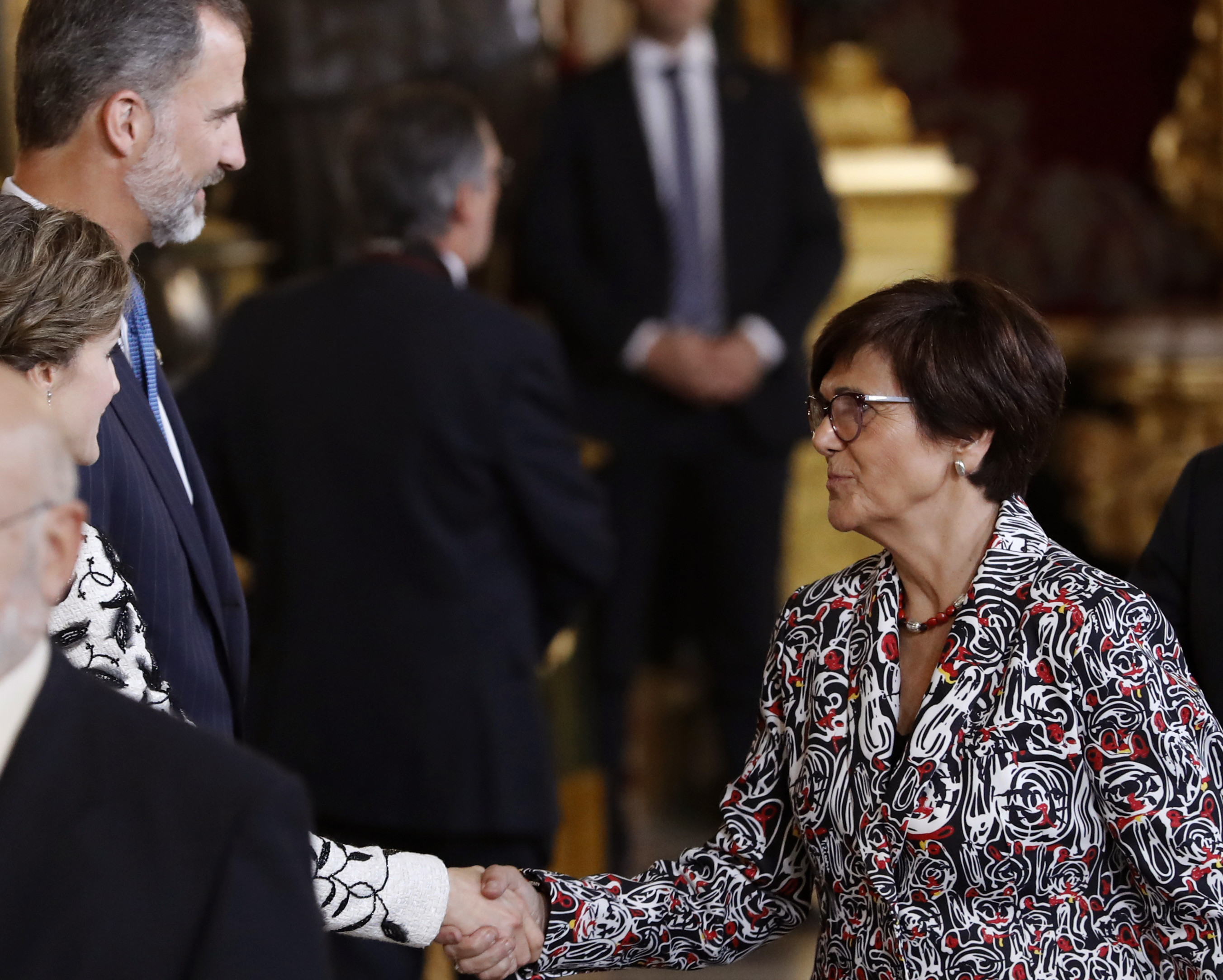 La presidenta saluda a los Reyes durante la recepción con motivo del Día de la Hispanidad