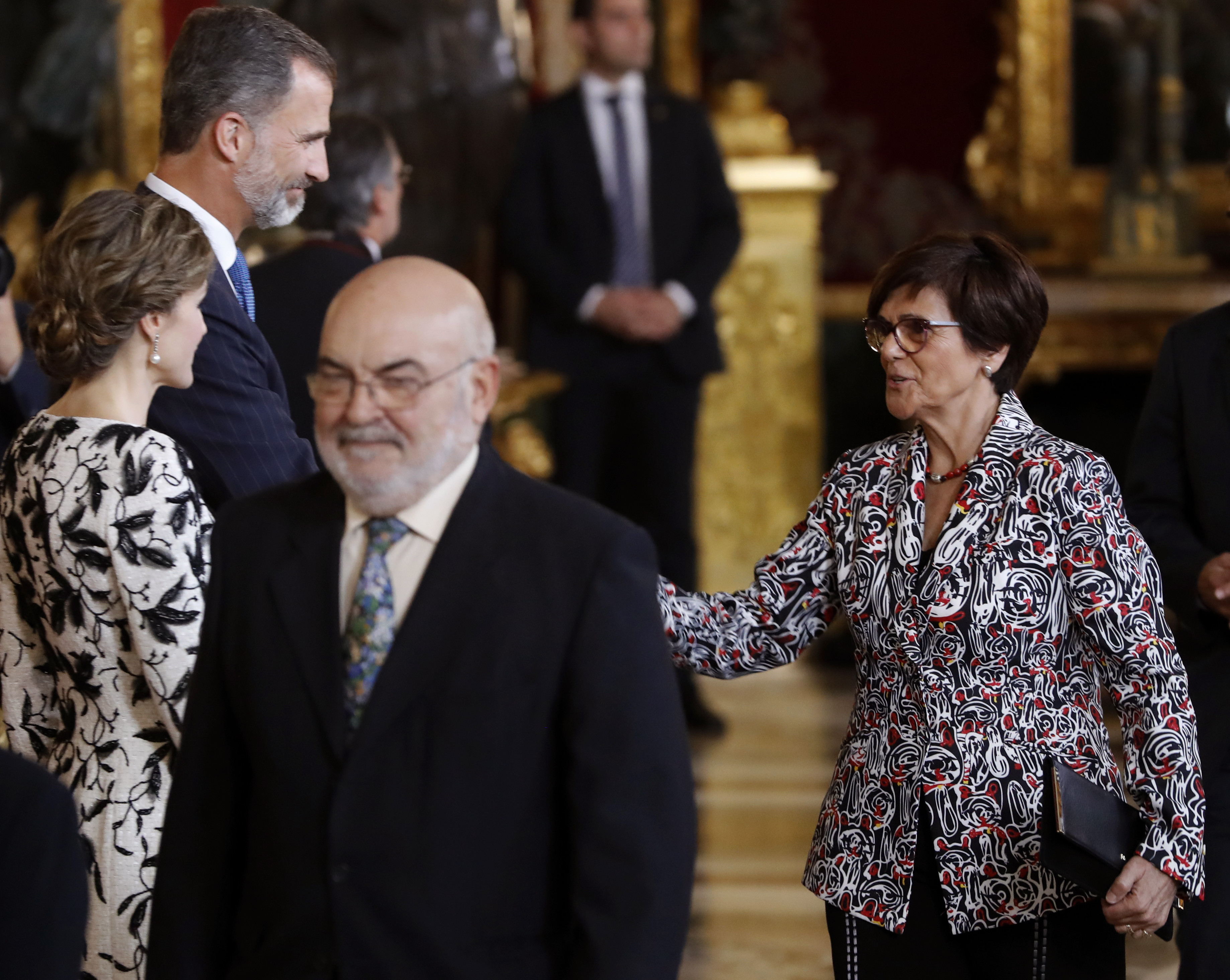La presidenta saluda a los Reyes de España durante la recepción con motivo del Día de la Hispanidad