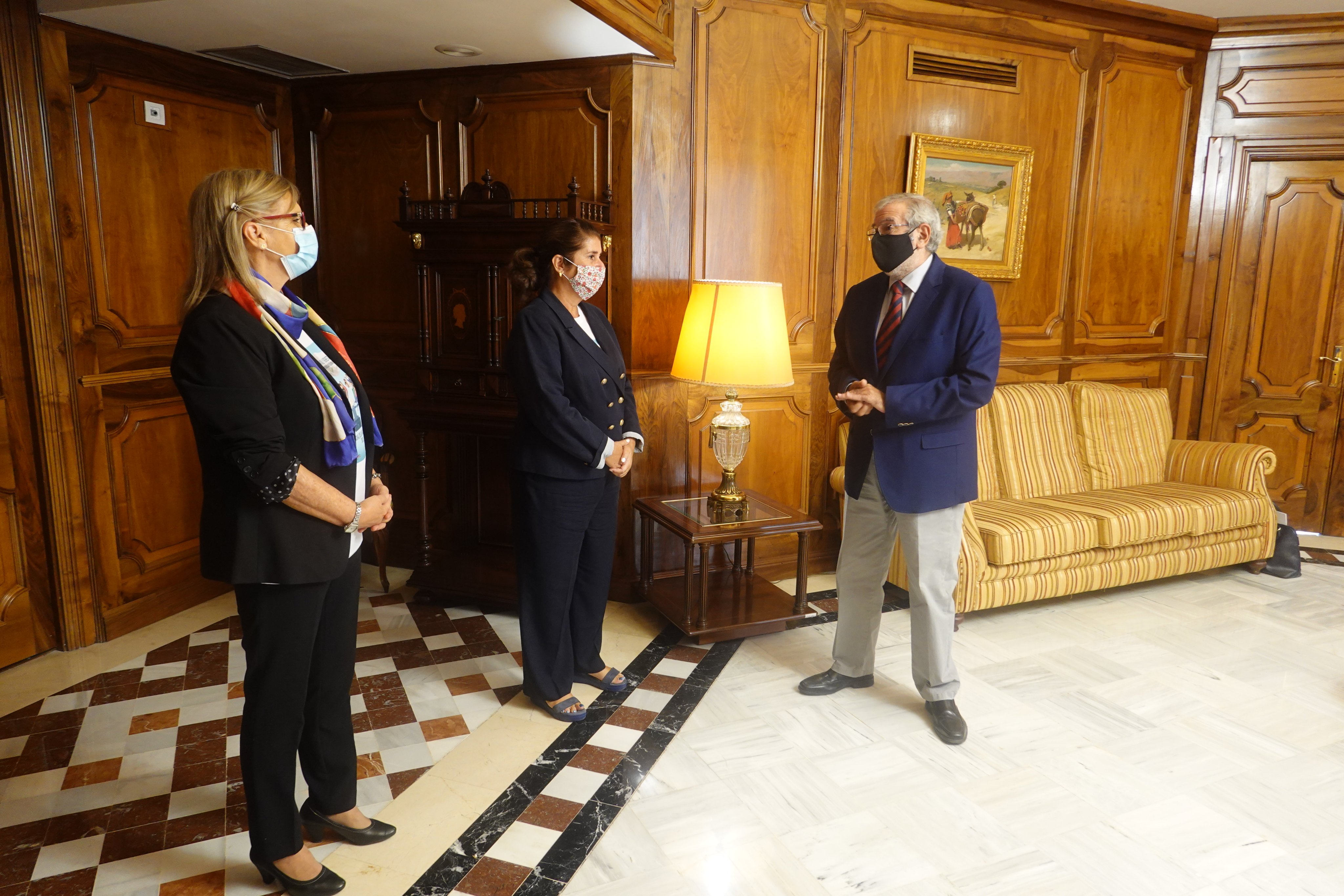 Alberto Castillo saluda a los representantes de la Federación Murciana de Salud Mental