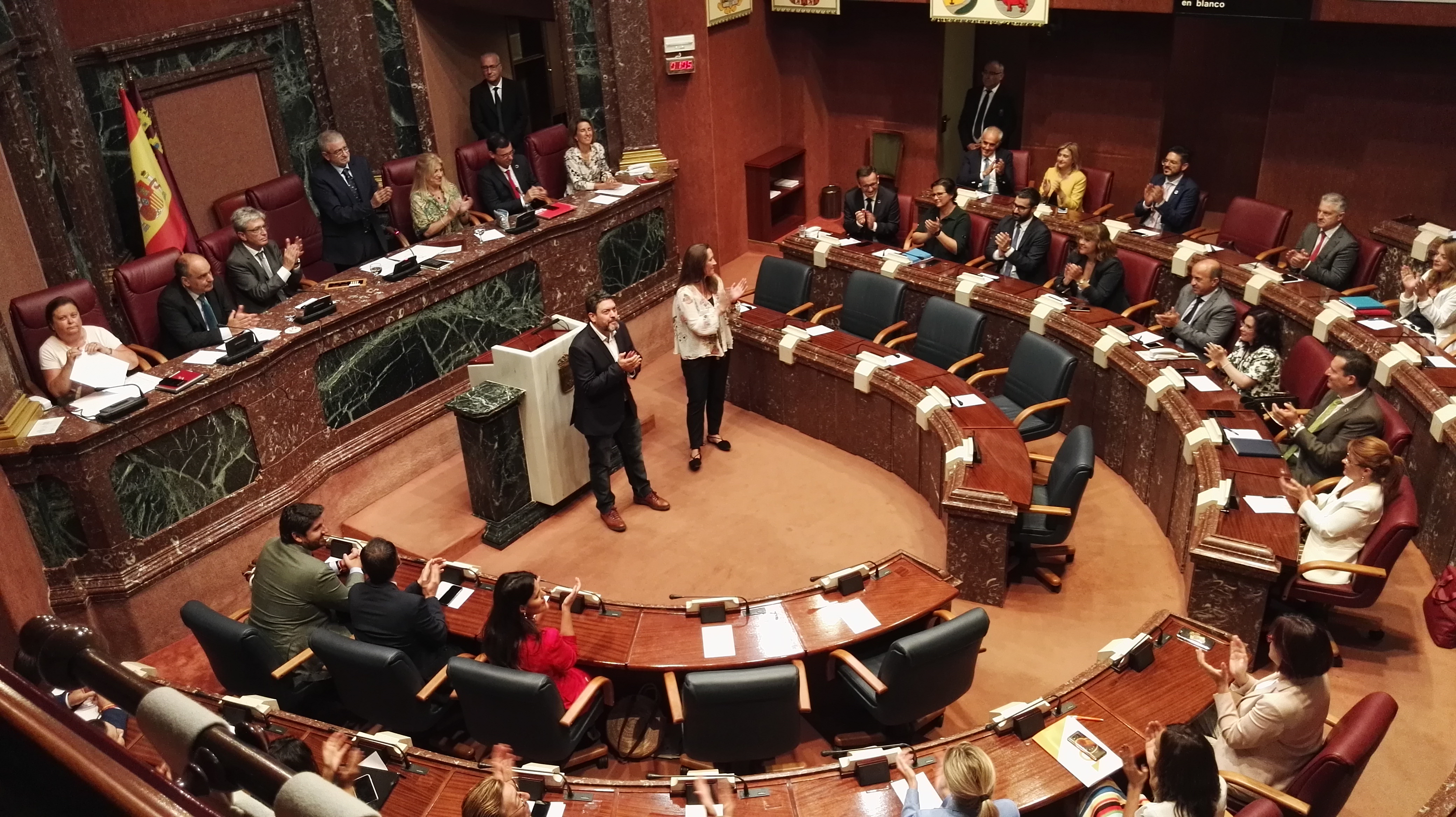 Lourdes Retuerto y Miguel Sánchez, los nuevos senadores autonómicos, aplauden y son aplaudidos por la Asamblea en pleno, tras su designación