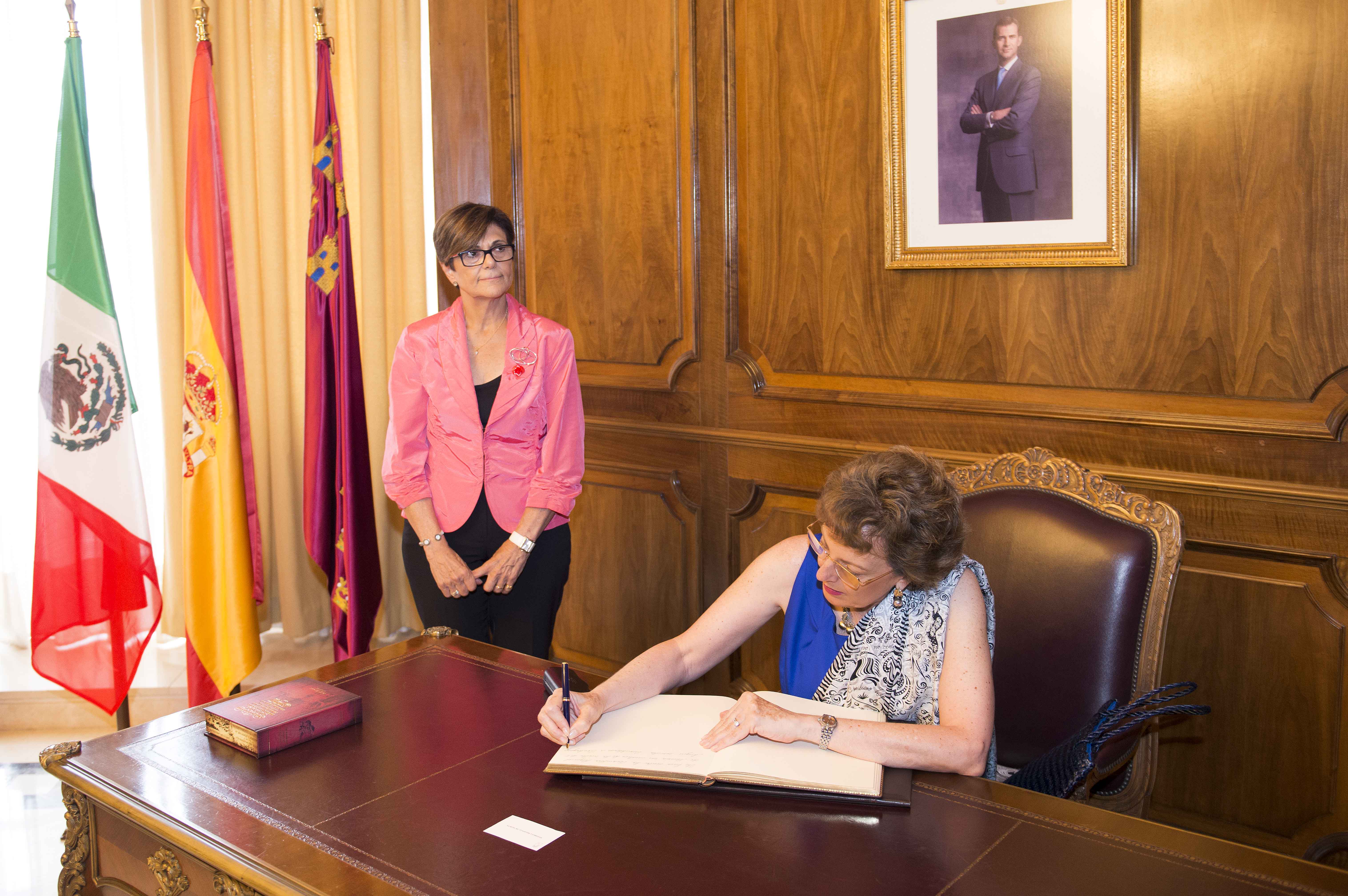 Roberta Lajous Vargas, embajadora de México en España firmando en el Libro de Honor de la Asamblea Regional