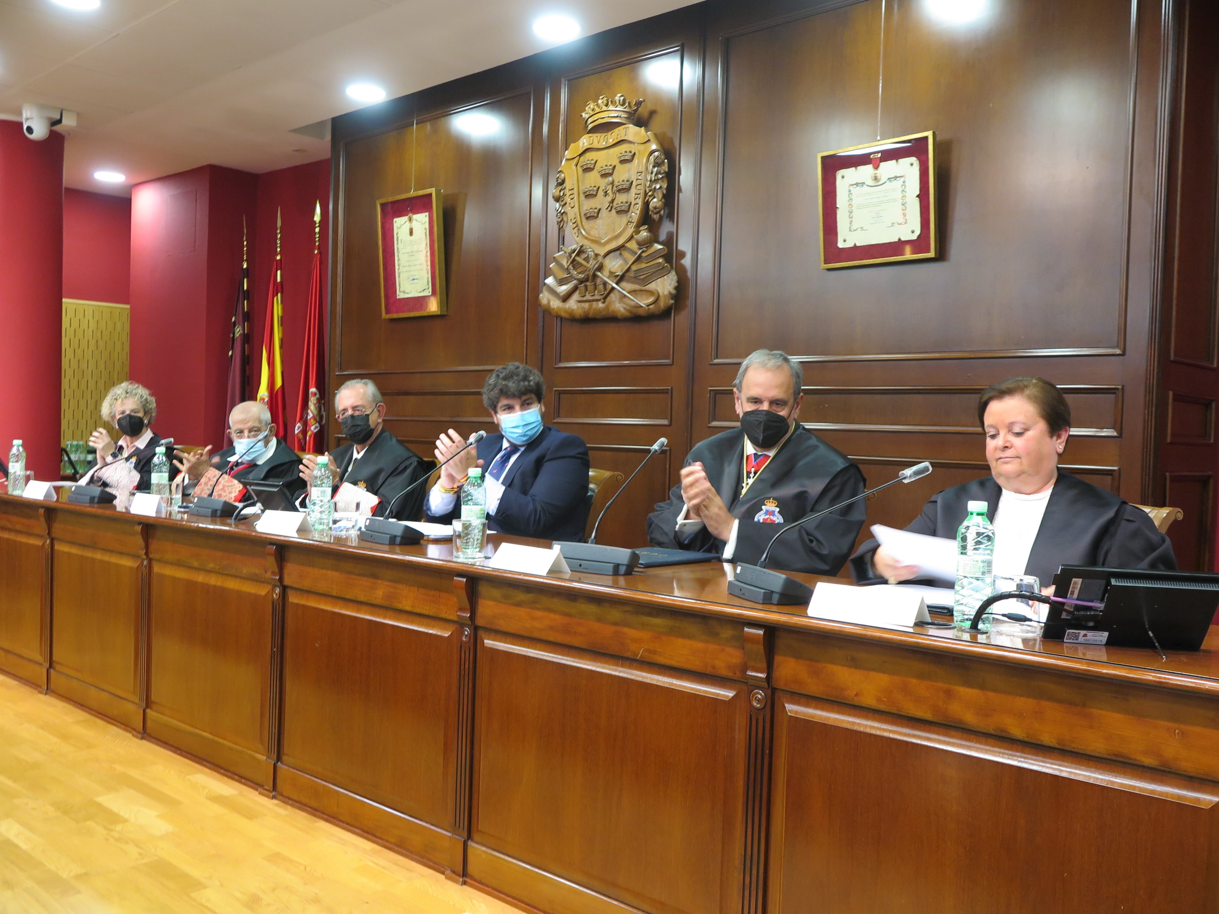 Encarna Fernández de Simón es aplaudida tras la finalización de su discurso