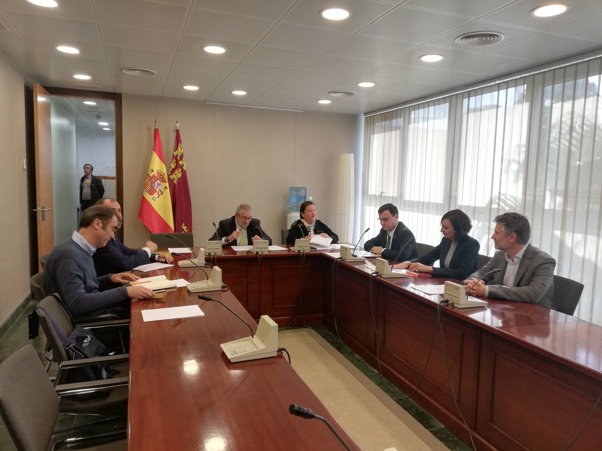 Los miembros de la Comisión MIxta durante la reunión