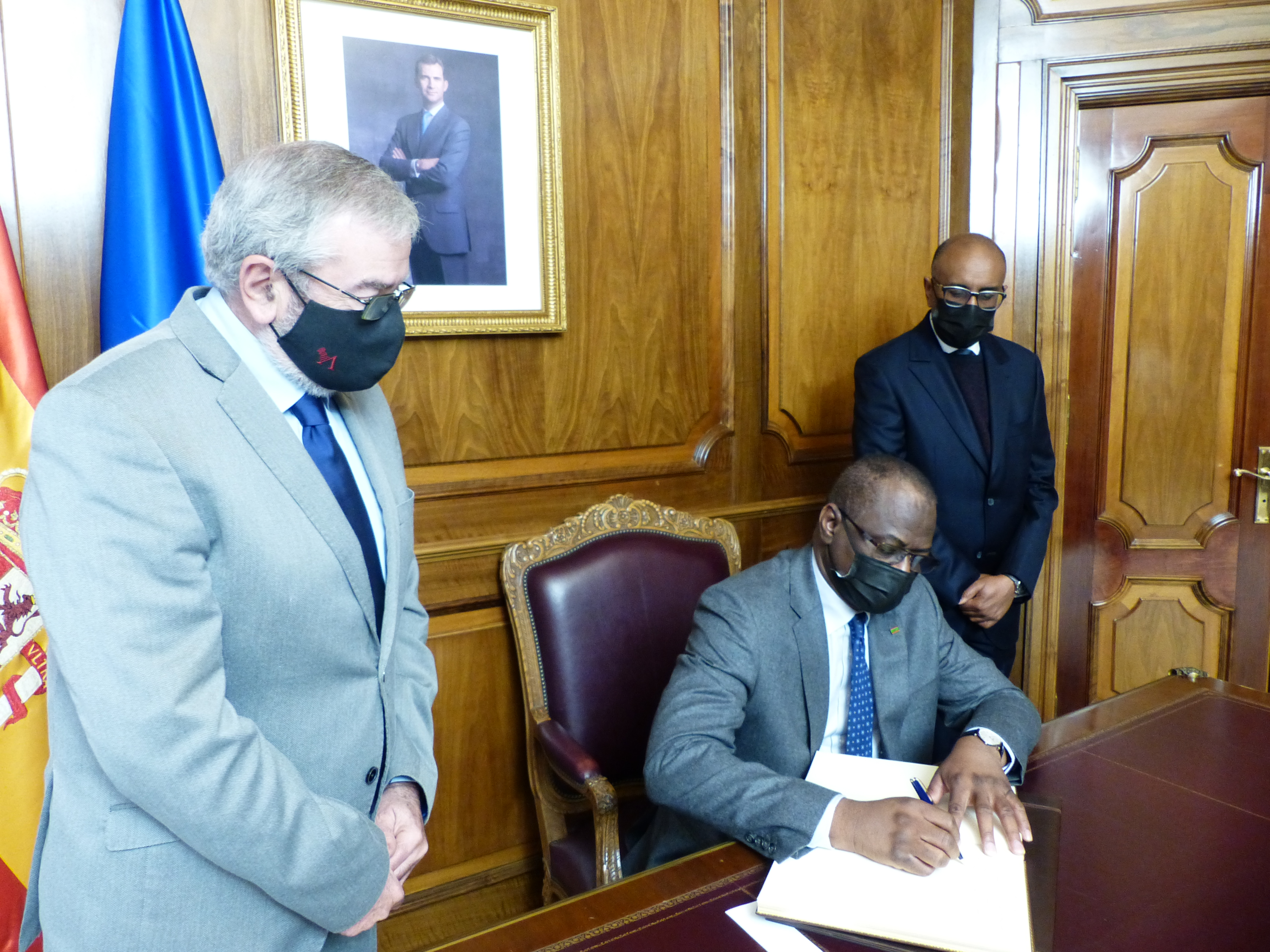 Sidi Ould Salem ha firmado en el Libro de Oro de la Asamblea Regional