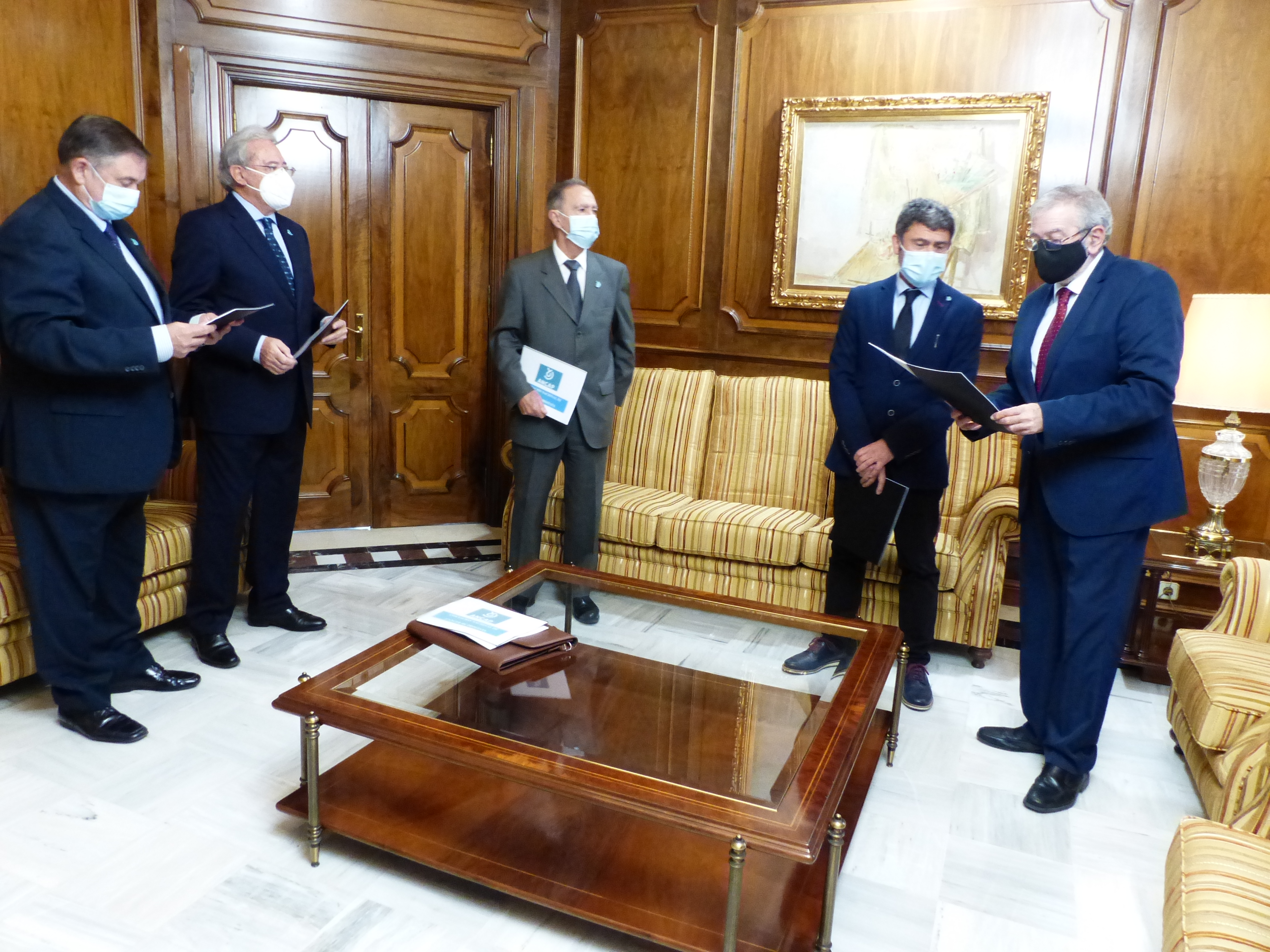 Los miembros de la Junta Directiva de la Ancap junto al presidente de la Asamblea