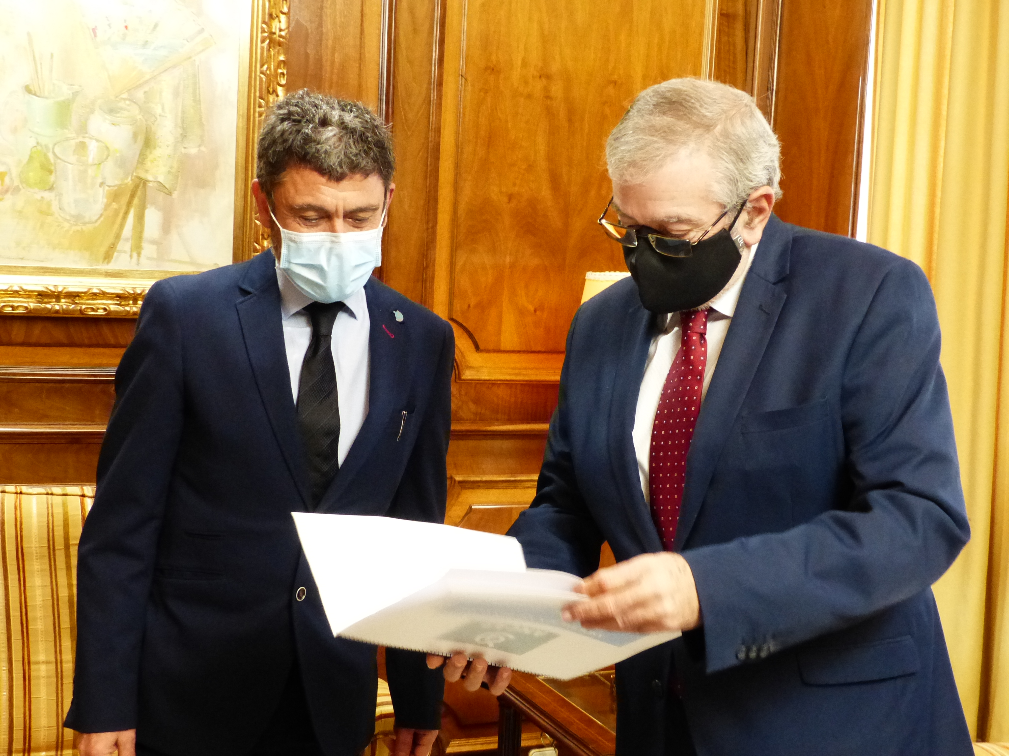 Alberto Castillo consulta un documento entregado por el presidente de la Ancap en el que se recoge toda la información de esta asociación