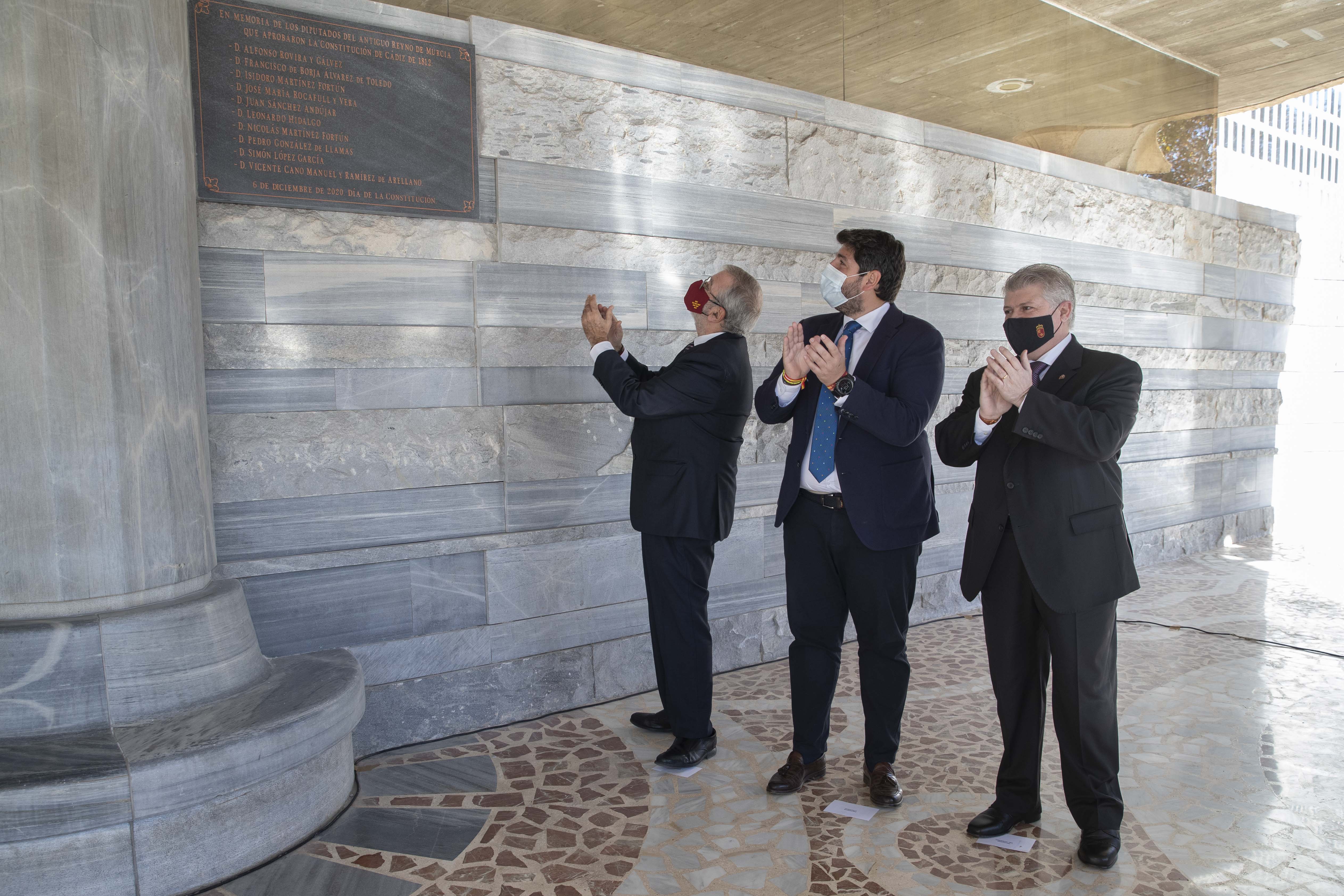 El presidente de la Asamblea Regional, Alberto Castillo, descubre la placa en presencia del presidente de la Comunidad Autónoma, Fernando López Miras y el delegado del Gobierno, José Vélez