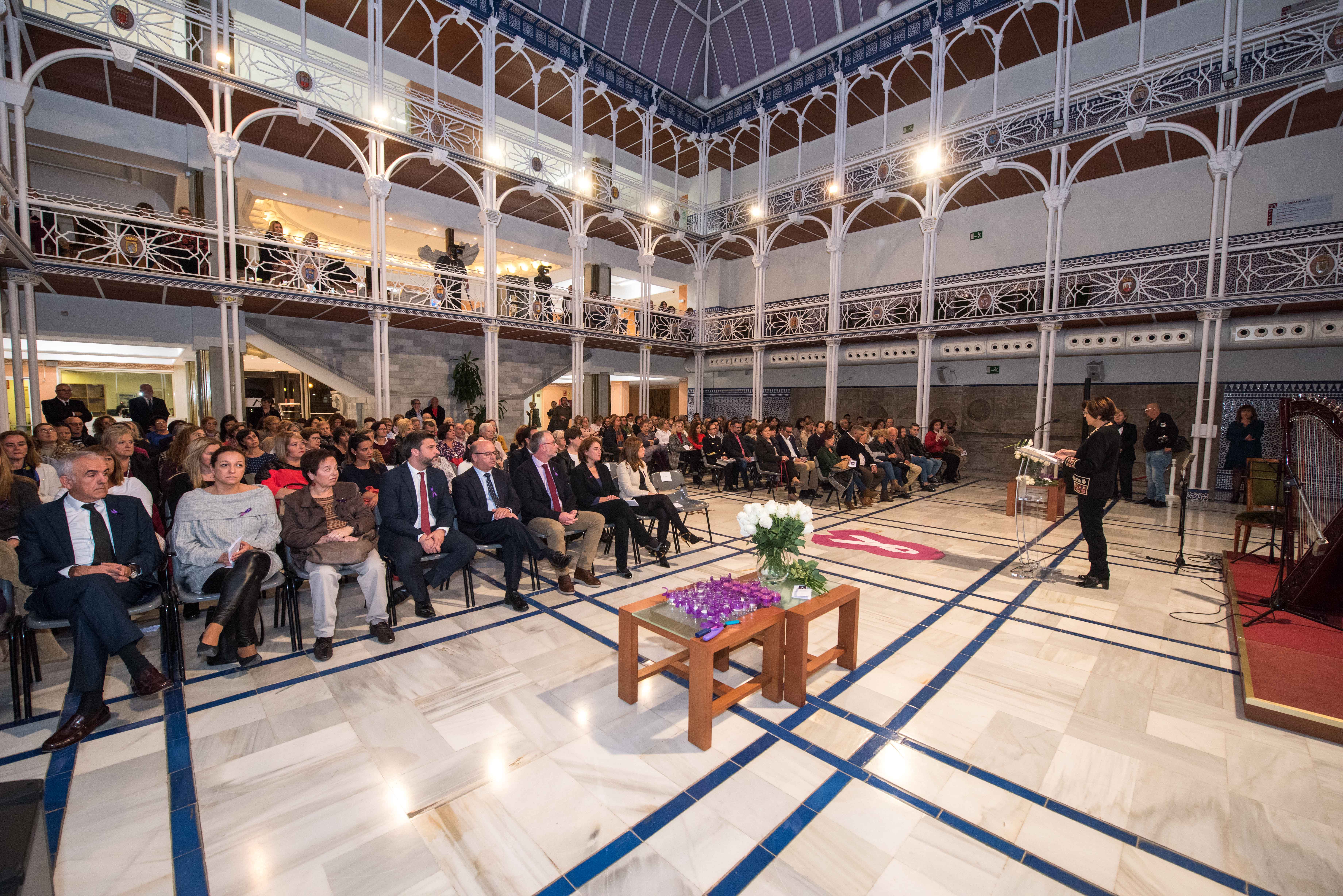 La Asamblea Regional recuerda a las víctimas de violencia de género