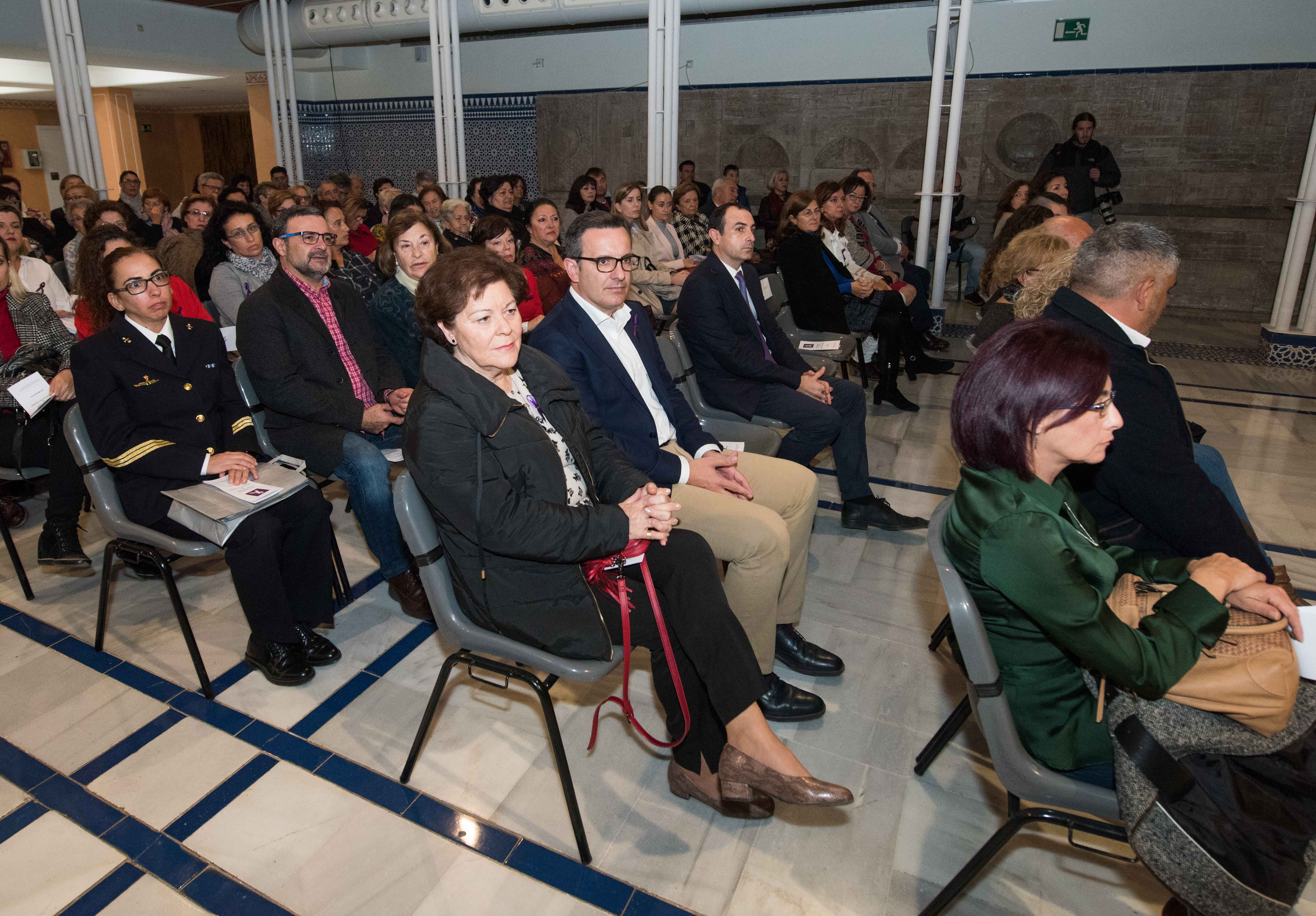 La Asamblea Regional recuerda a las víctimas de violencia de género