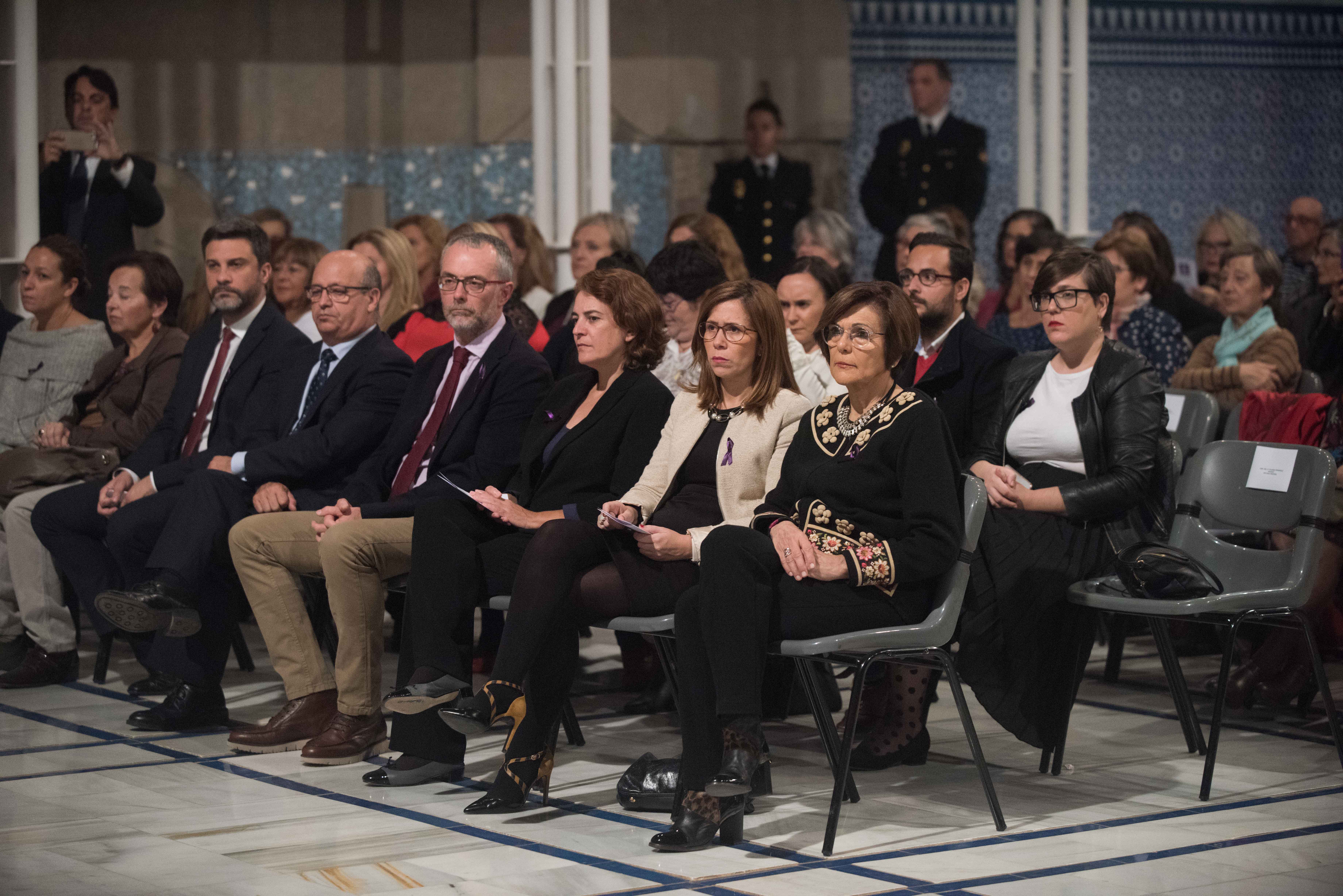 La Asamblea Regional recuerda a las víctimas de violencia de género