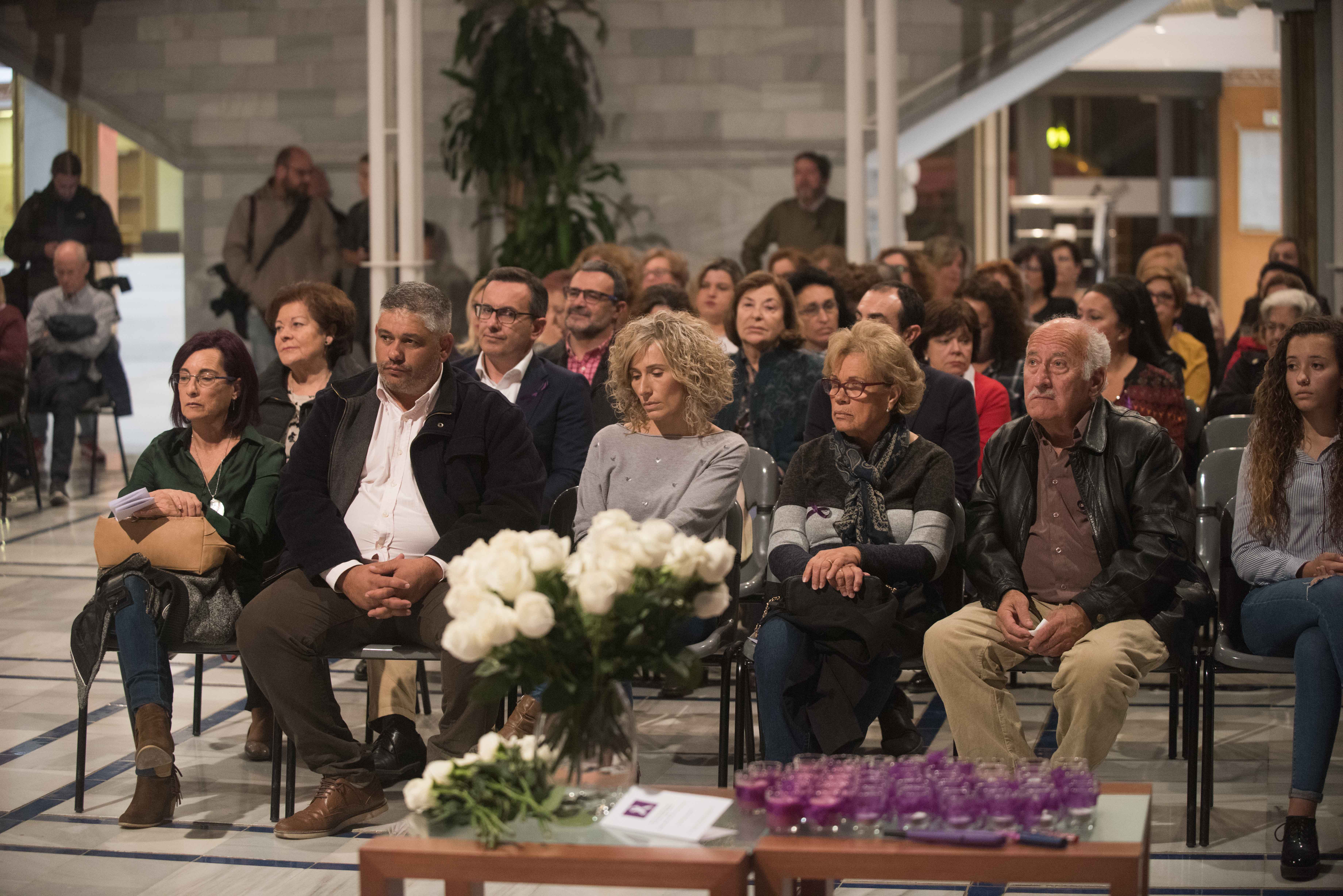 La Asamblea Regional recuerda a las víctimas de violencia de género