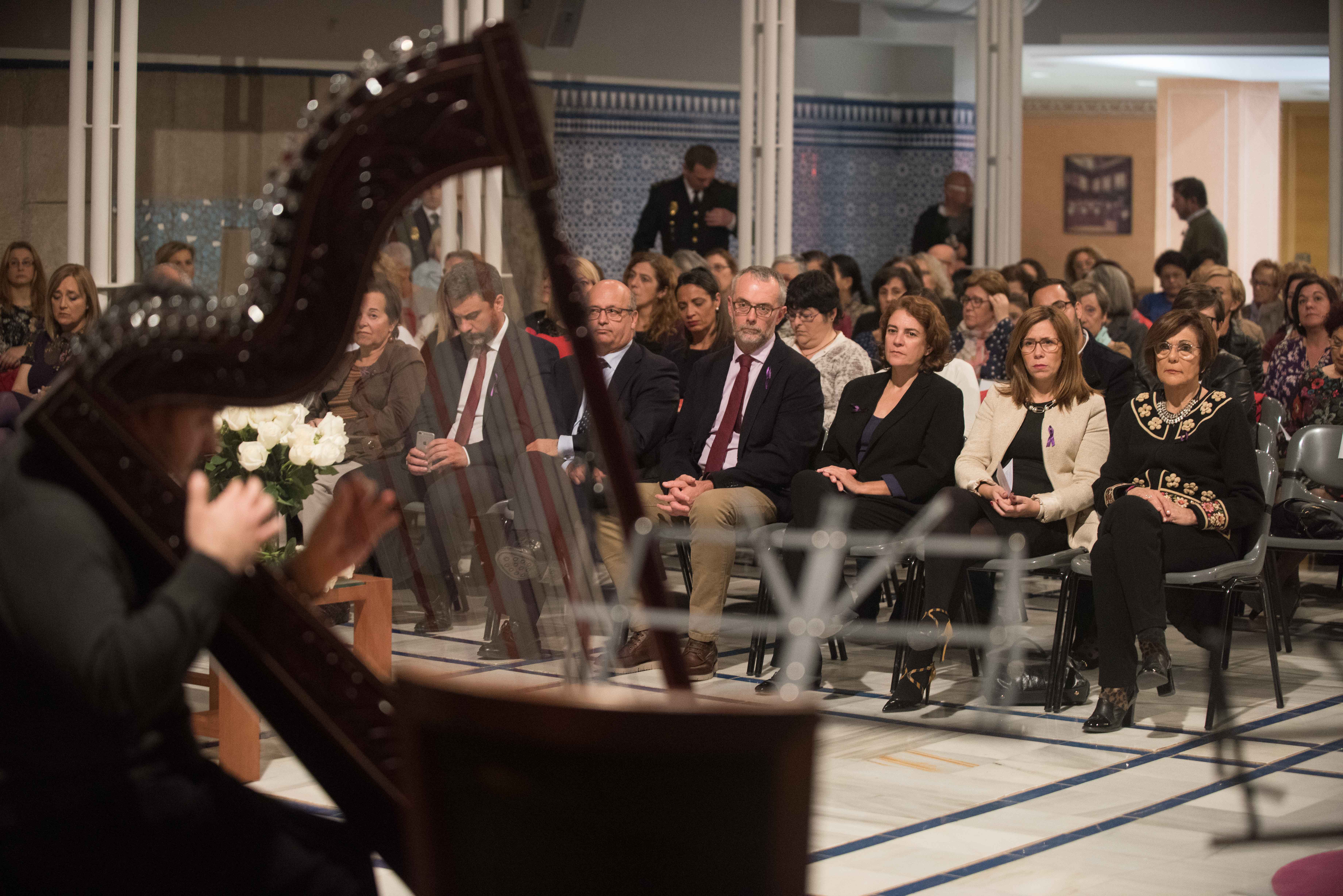 La Asamblea Regional recuerda a las víctimas de violencia de género