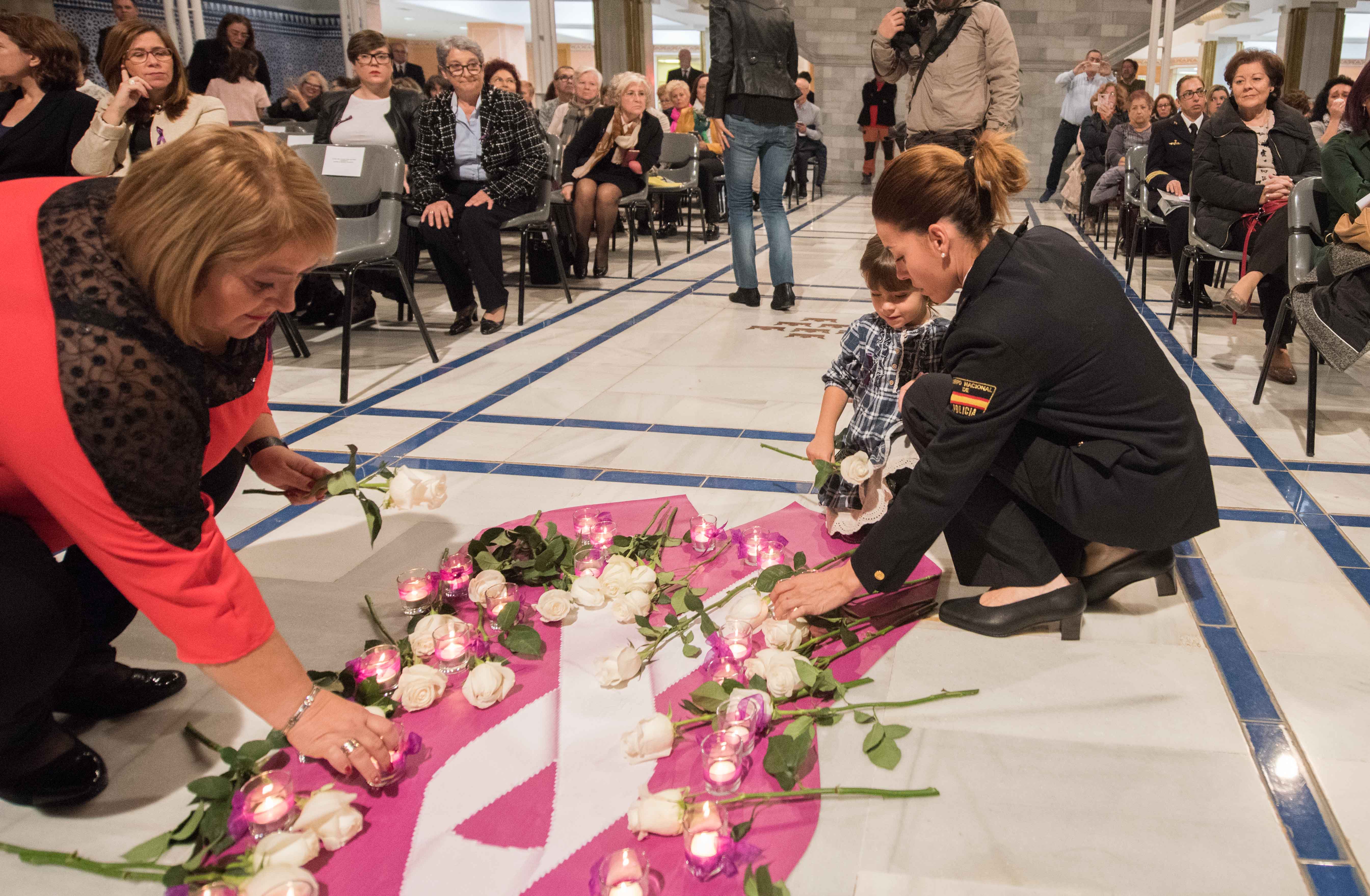 La Asamblea Regional recuerda a las víctimas de violencia de género