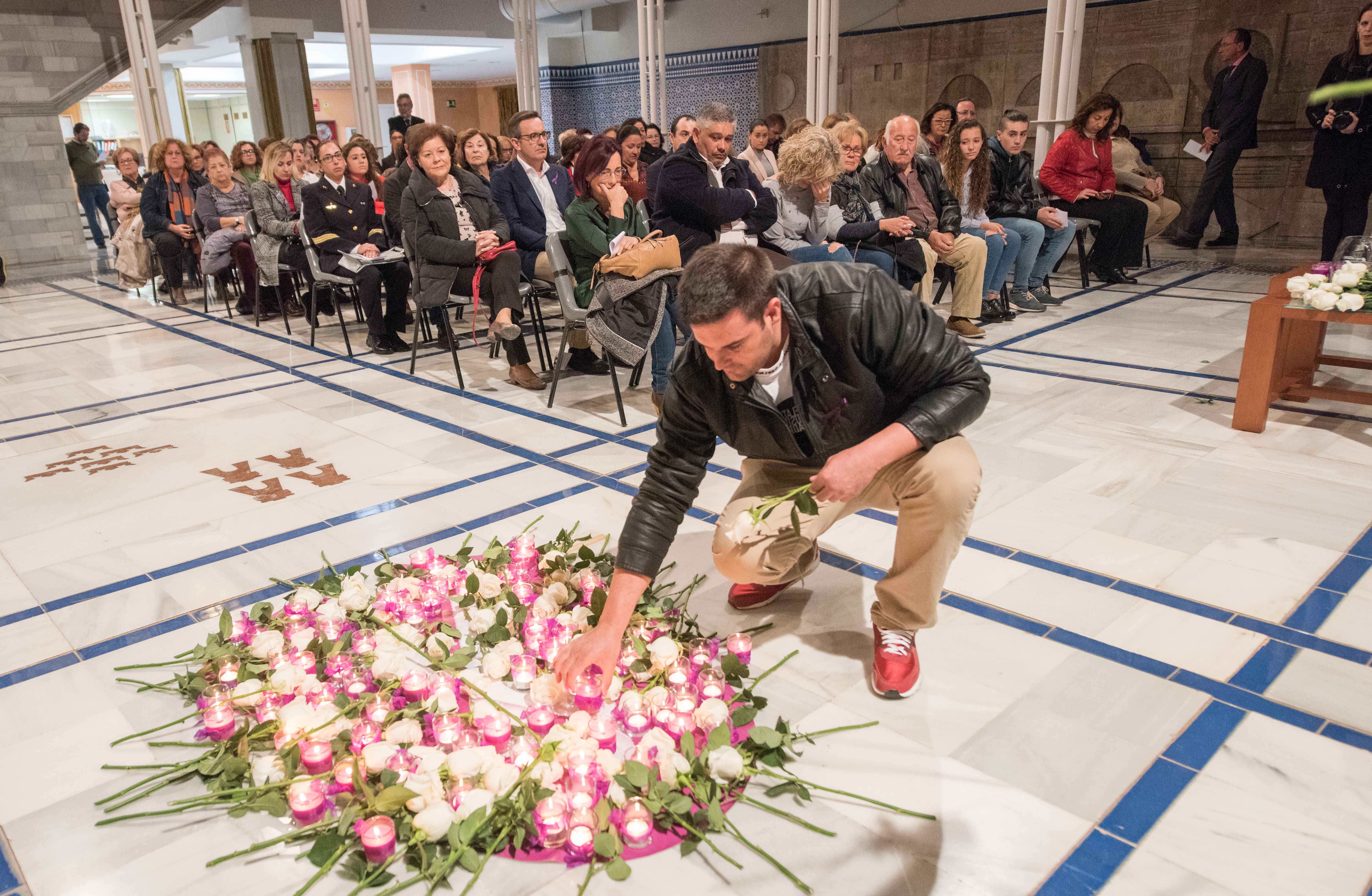 La Asamblea Regional recuerda a las víctimas de violencia de género