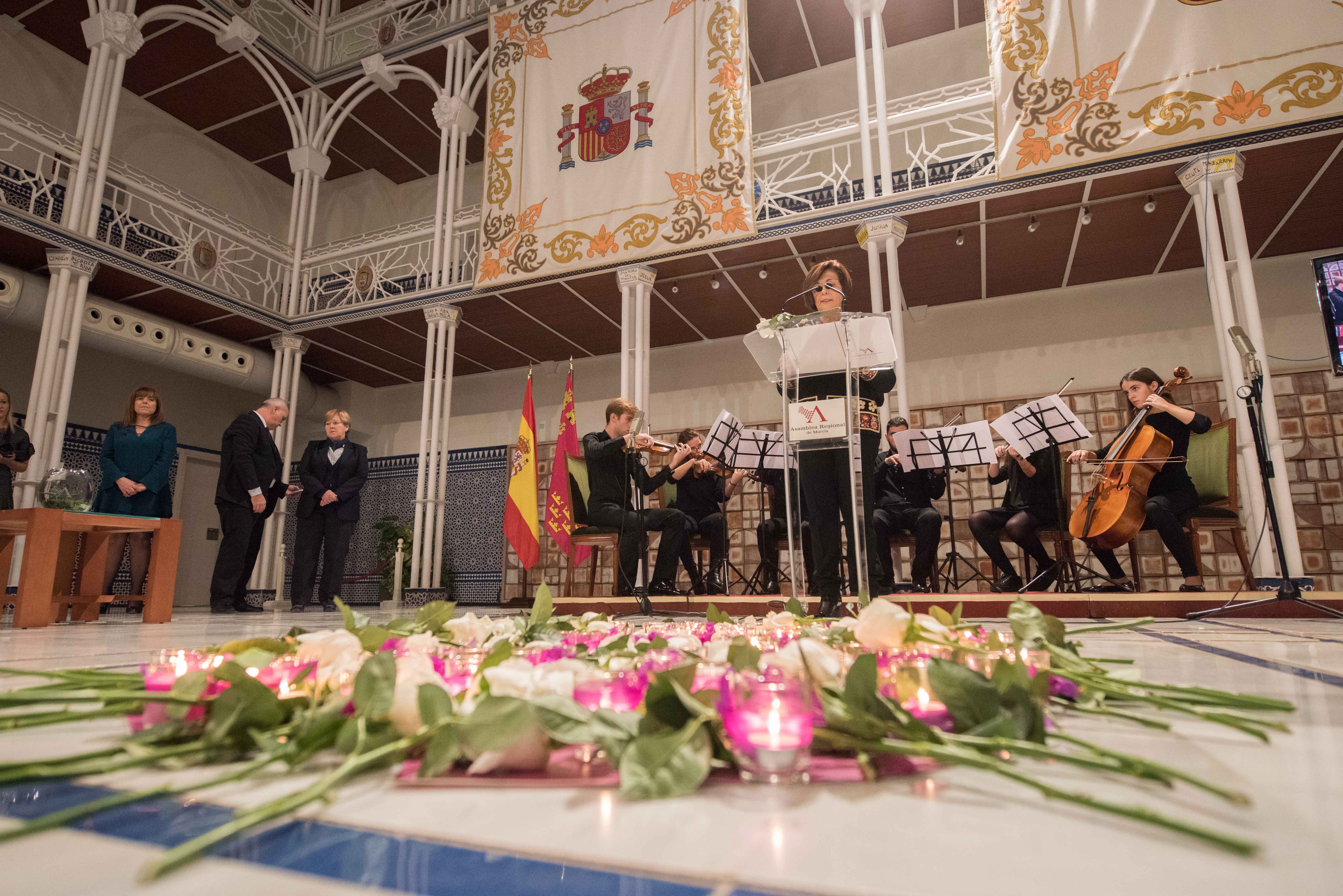 La Asamblea Regional recuerda a las víctimas de violencia de género