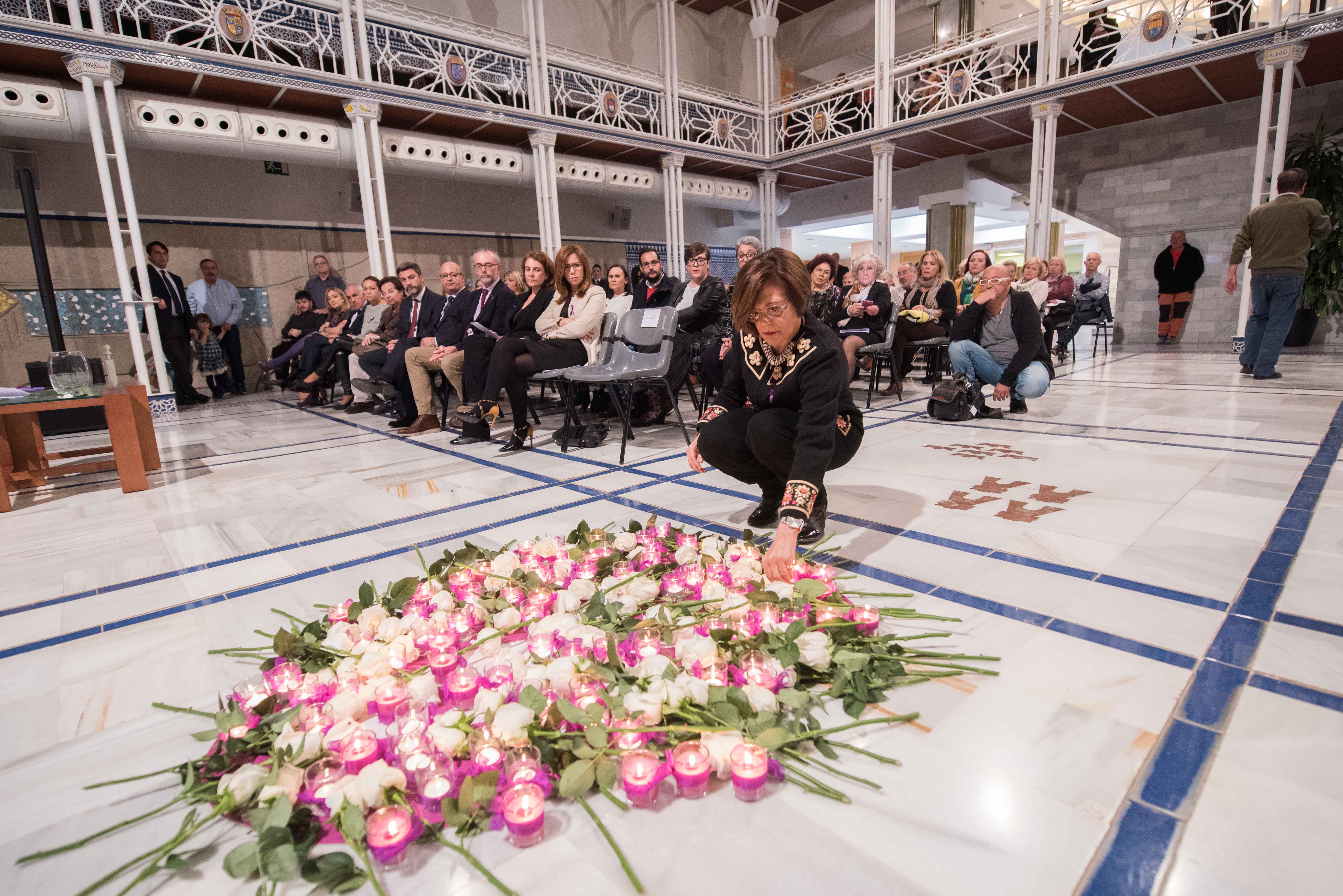 La Asamblea Regional recuerda a las víctimas de violencia de género