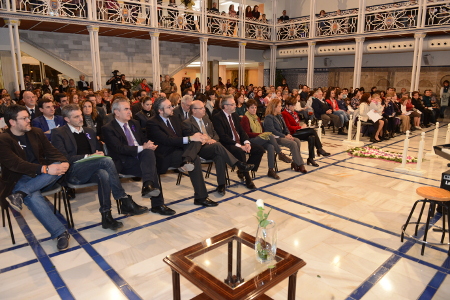 La presidenta de la Asamblea, la consejera de Cultura, miembros de la Mesa y los portavoces parlamentarios durante el acto