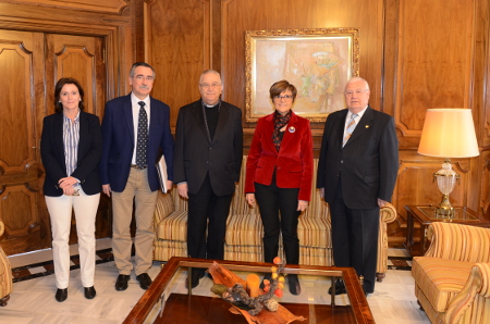 La presidenta de la Asamblea, Rosa Peñalver junto a representantes del Hospital de Caridad.