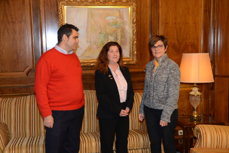La presidenta de la Asamblea, Rosa Peñalver junto a Francisca Naranjo y Rafael Candel, presidenta y gerente de Hostecar.