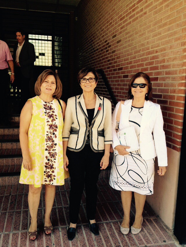 La presidenta de la Asamblea posa con sus compañeras del instituto