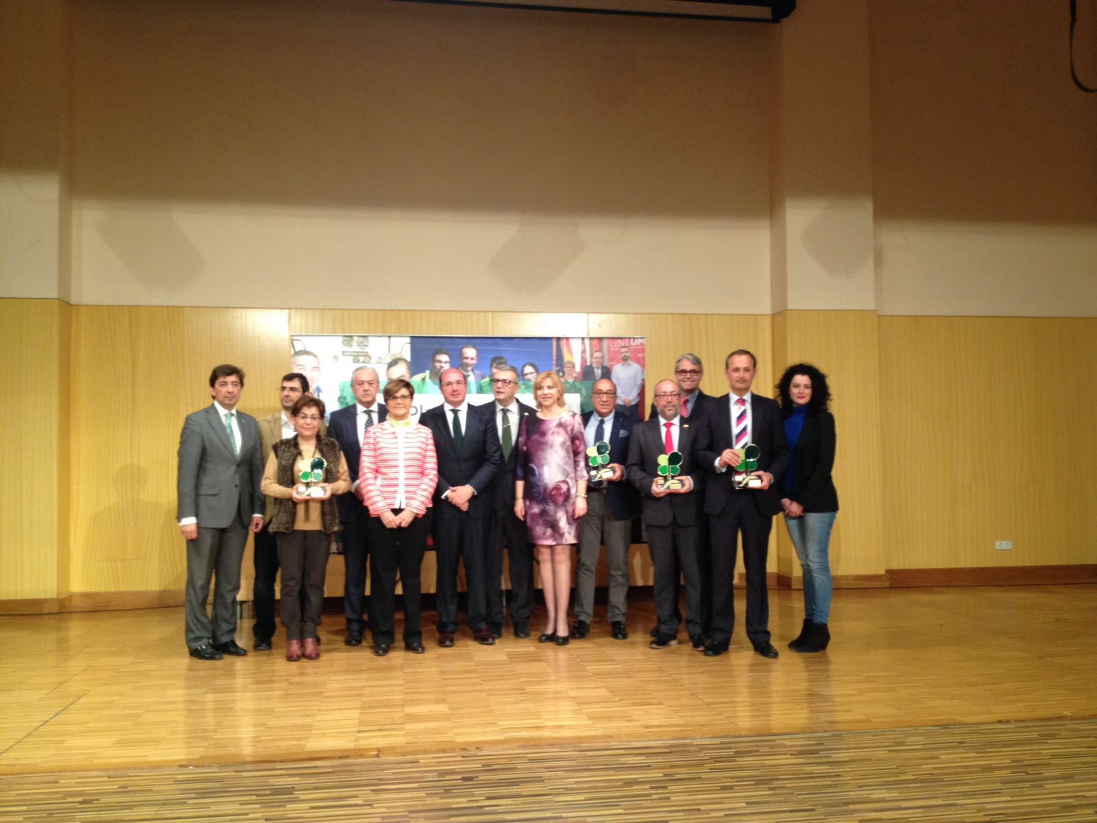 Foto de familia: premiados y autoridades, en los premios Laurel