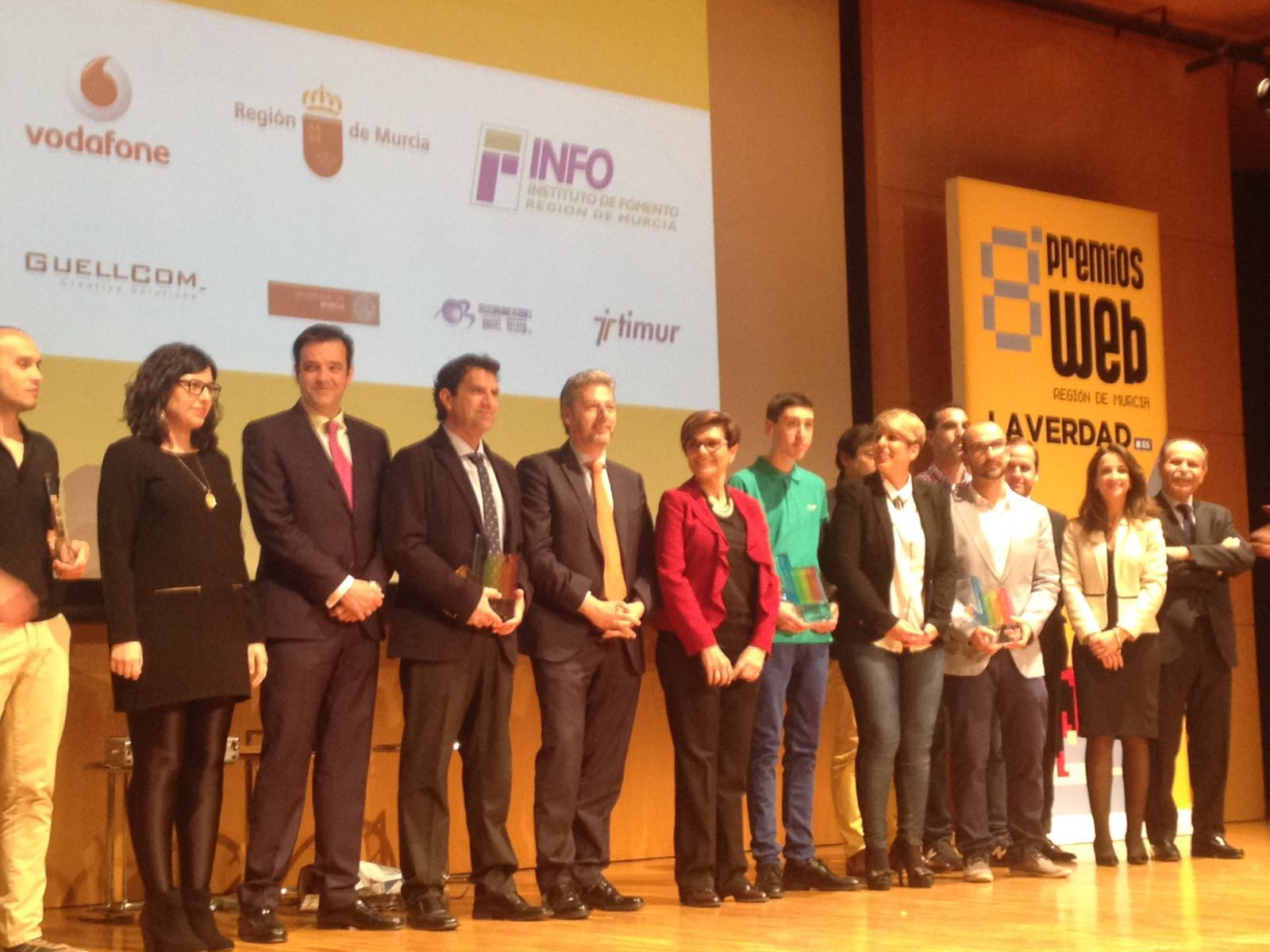 Foto de grupo de los premiados en la octava edición de los Premios Web La Verdad, junto a las autoridades y los representantes del diario.