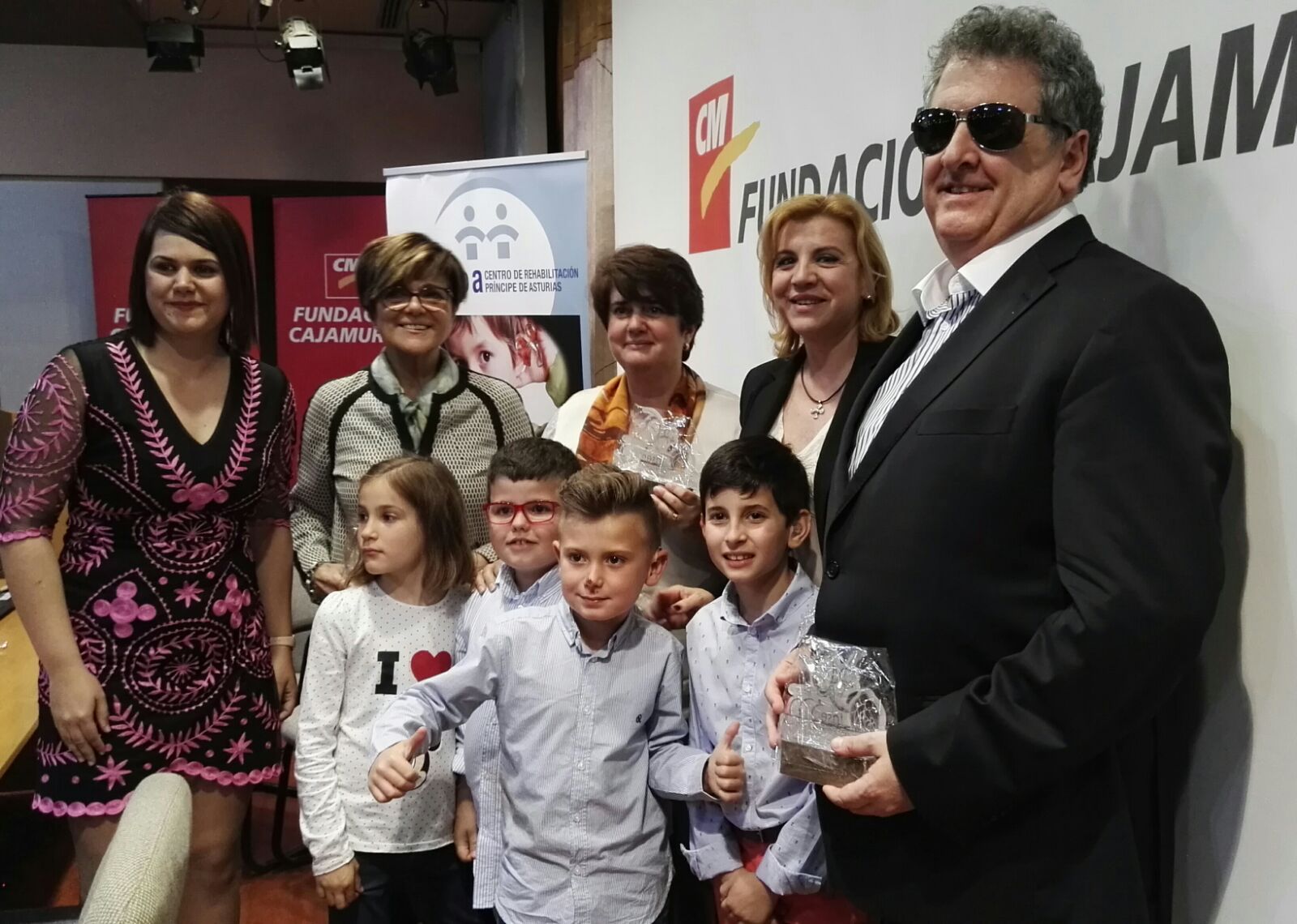 Autoridades con los niños de Fasen