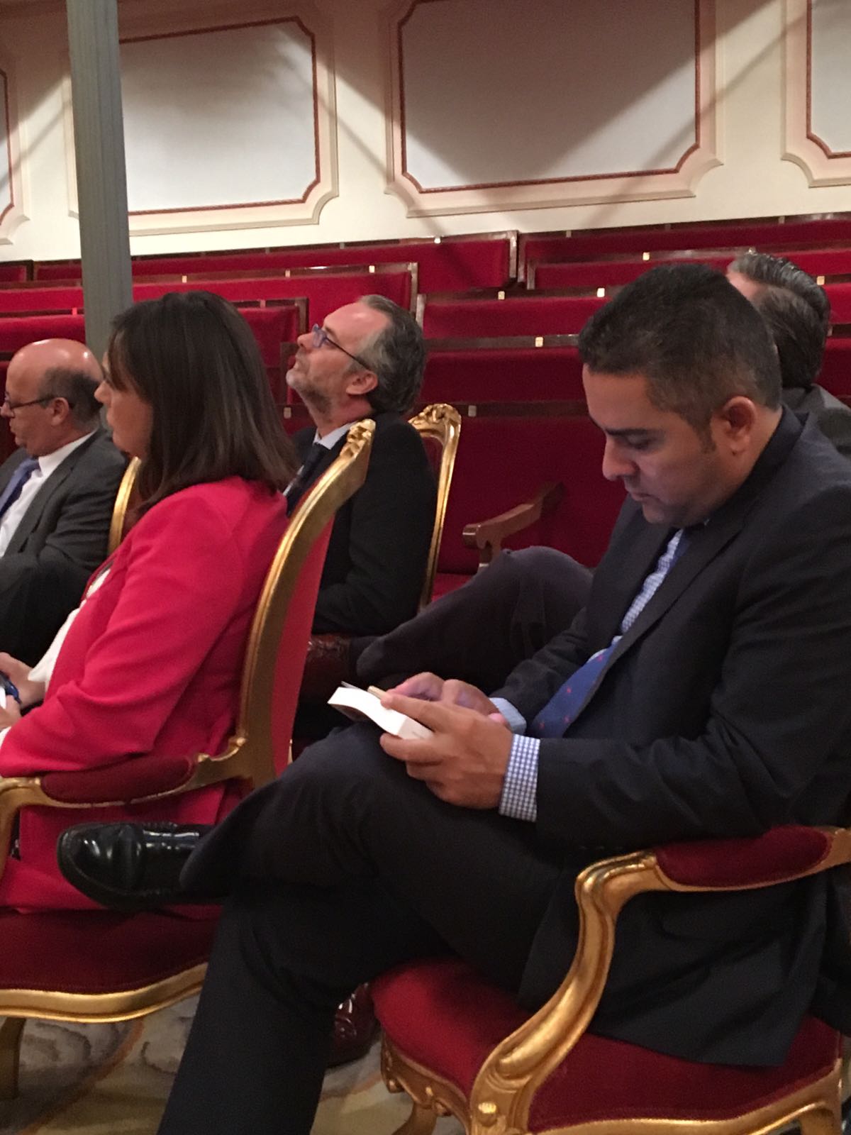La presidenta y los diputados asistentes a la presentación con las letradas de la Casa