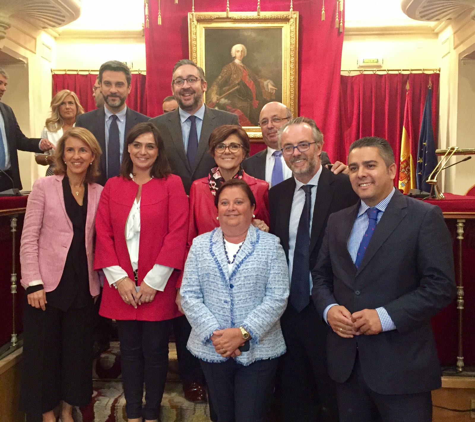 La presidenta y los diputados asistentes a la presentación con las letradas de la Casa