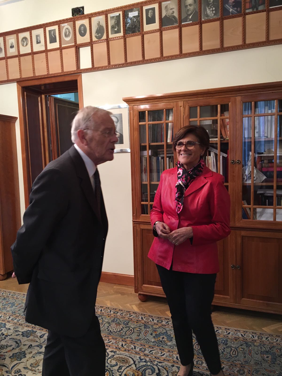 La presidenta y los diputados asistentes a la presentación con las letradas de la Casa