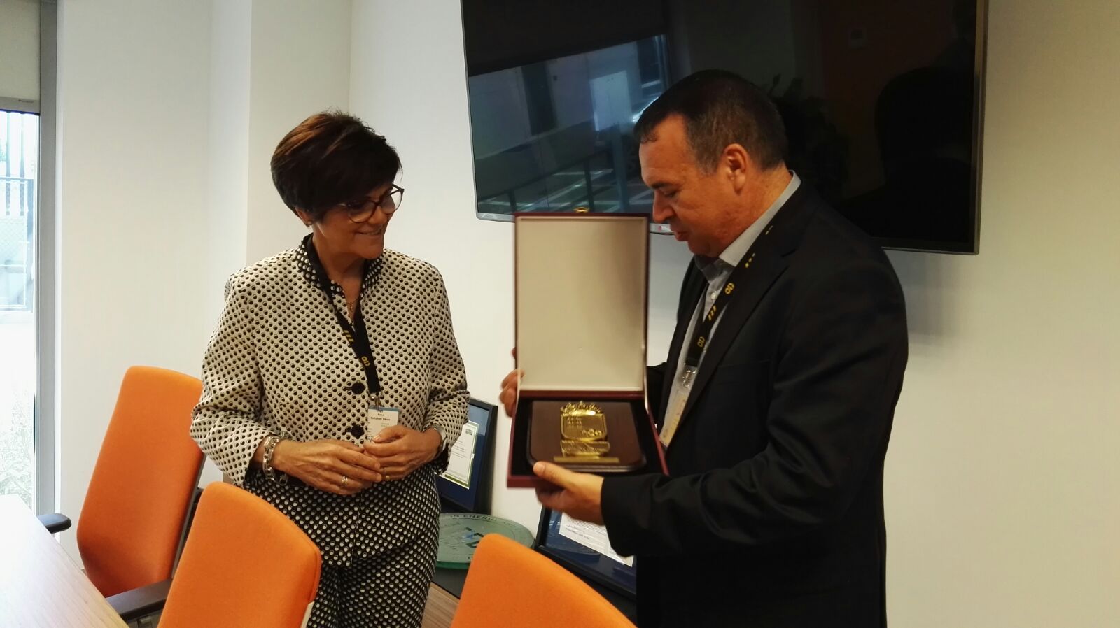 La presidenta entrega al director general, Javier Jarilla, una metopa del Parlamento murciano