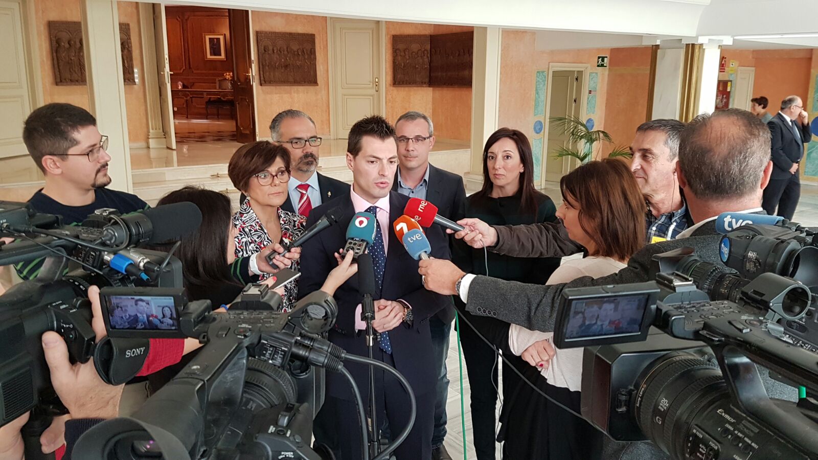Alcaldes de la Comarca del Noroeste se han reunido con los Grupos Parlamentarios