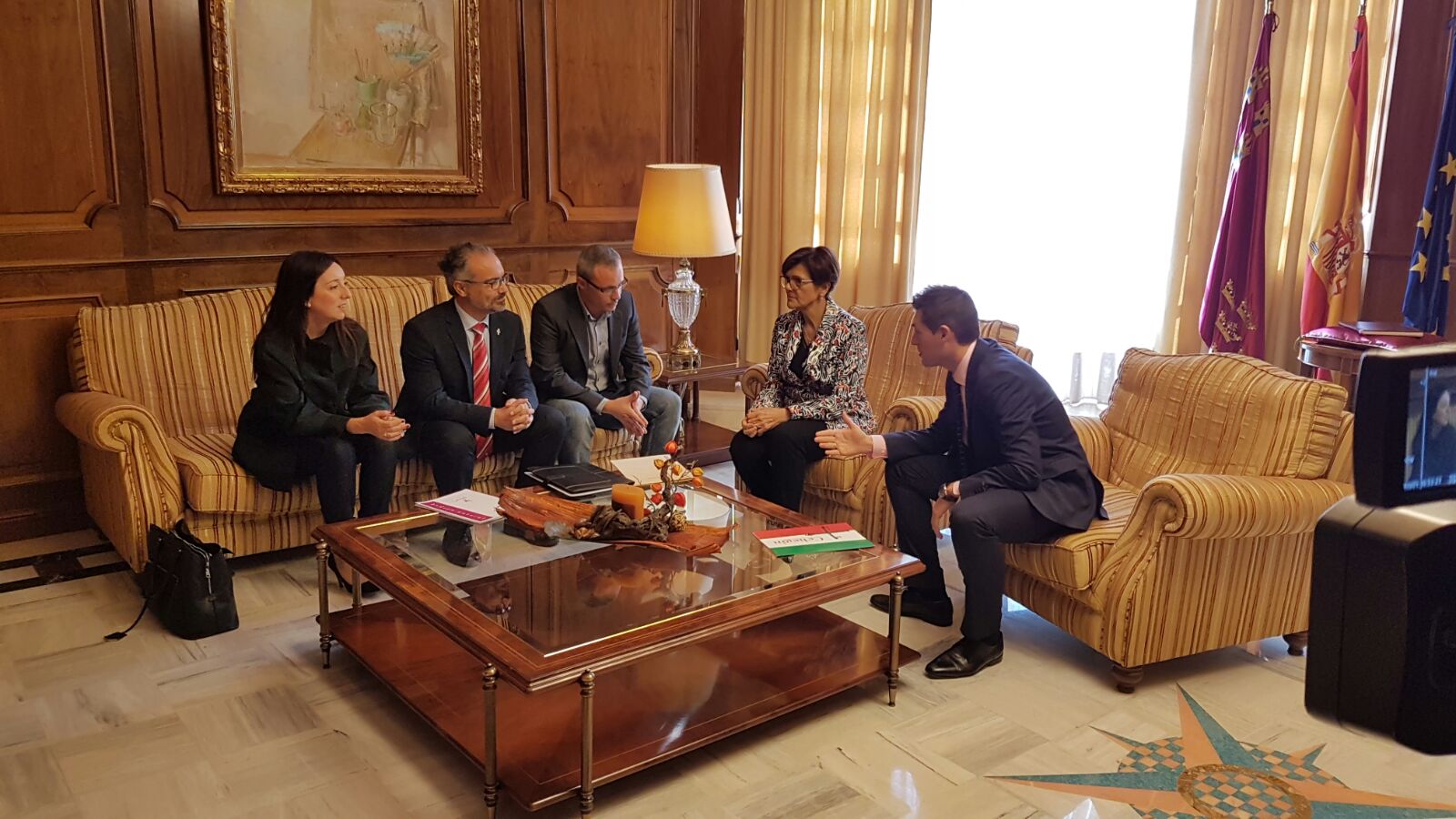 Alcaldes de la Comarca del Noroeste han visitado la Asamblea para abordar la financiación de la Autovía del Noroeste