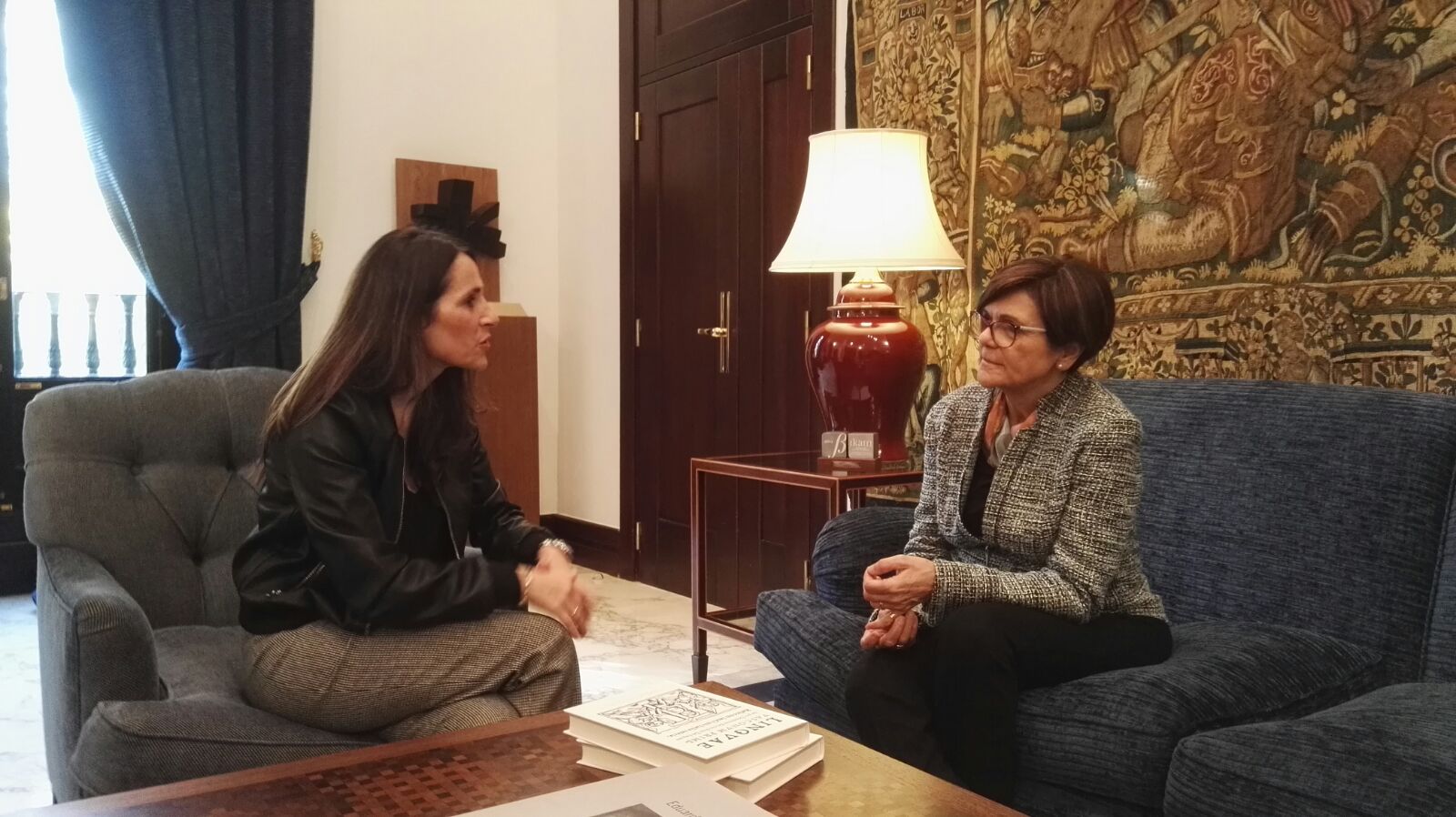 Rosa Peñalver se ha entrevistado con la presidenta del Parlamento Vasco, Bakartxo Tejeria