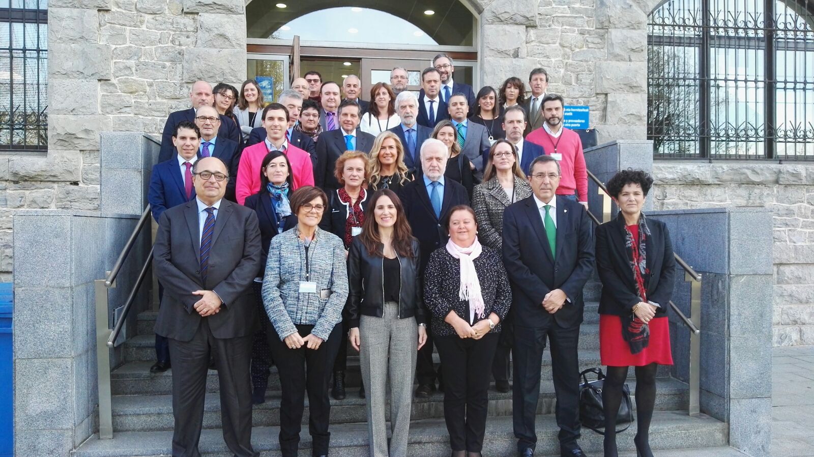 Foto de grupo de los asistentes a las jornadas ‘Los Parlamentos y los Tribunales de Cuentas’, de la Aelpa