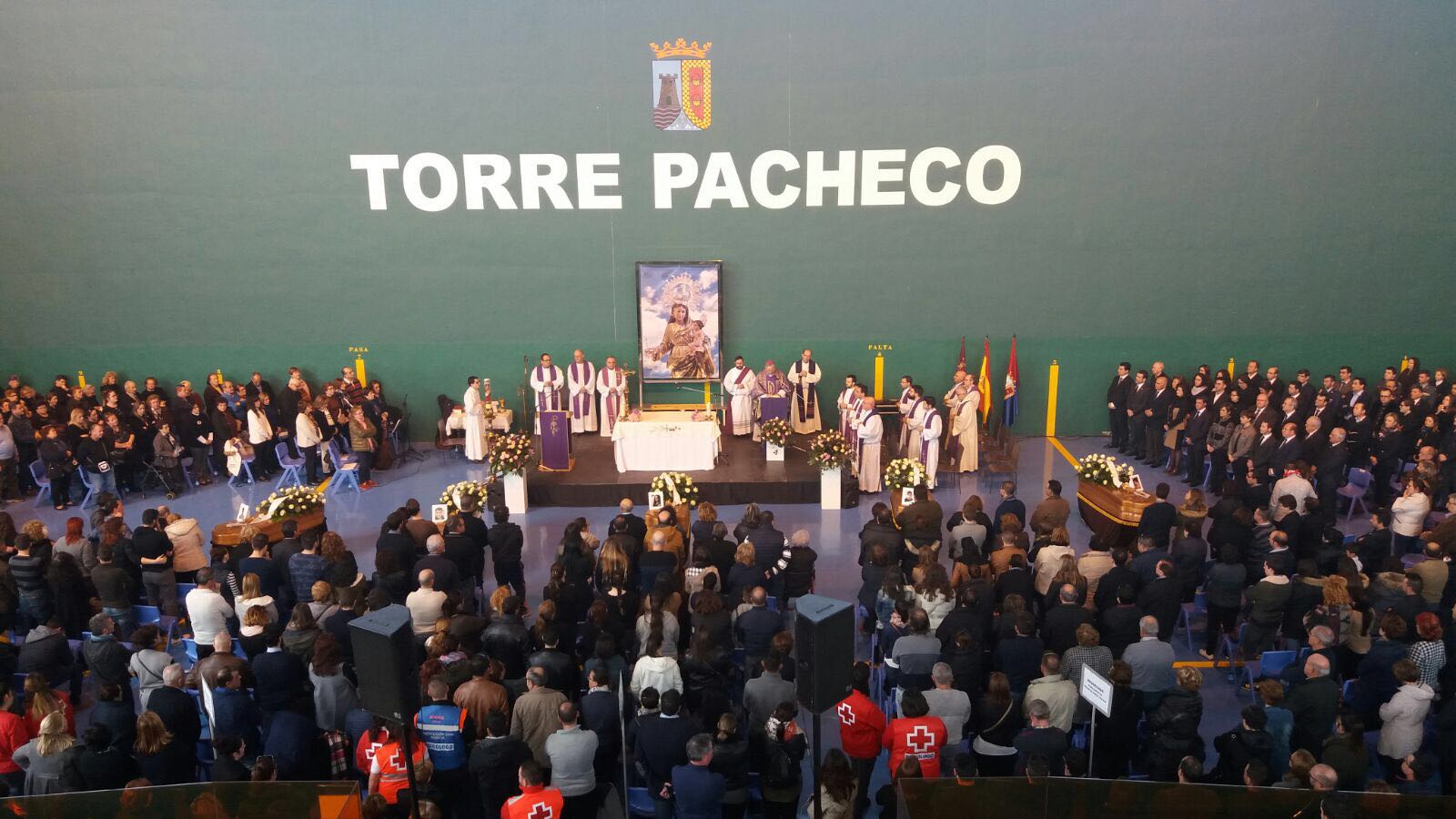 El polideportivo municipal de Torre Pacheco ha albergado el funeral conjunto por las víctimas del trágico accidente de este fin de semana