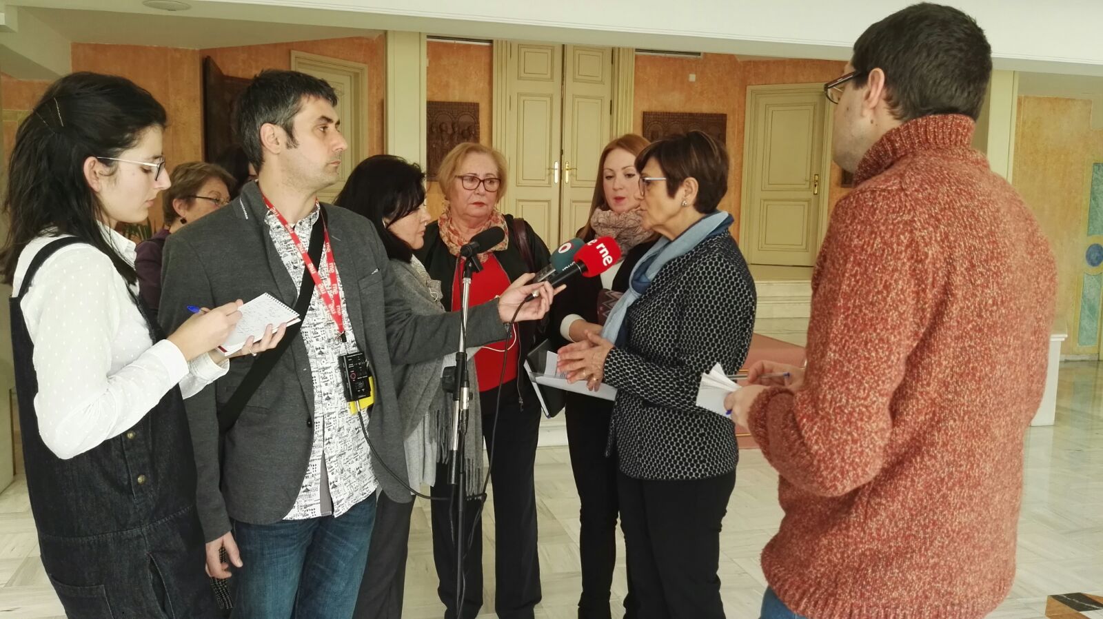 La presidenta de la Asamblea y las representantes de la plataforma Justicia Cercana a Nosotras atienden a los medios