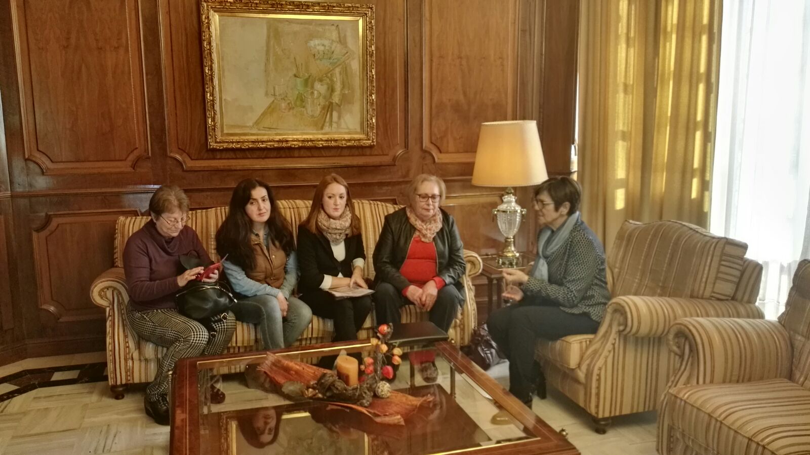 La presidenta de la Asamblea y las representantes de la plataforma Justicia Cercana a Nosotras atienden a los medios