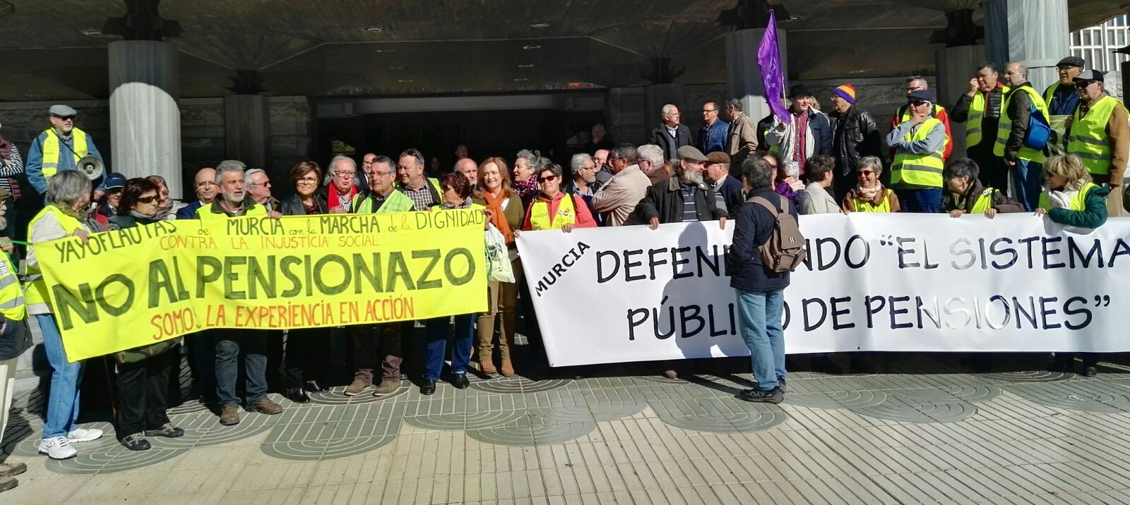 La presidenta de la Asamblea Regional y diputados han apoyado a los manifestantes en la defensa del sistema público de pensiones