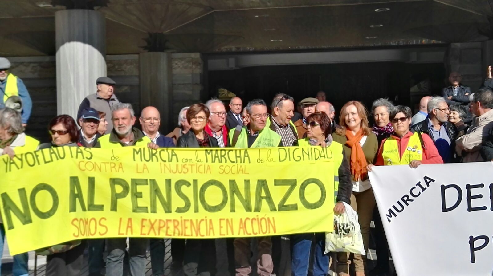 La presidenta de la Asamblea Regional y diputados han apoyado a los manifestantes en la defensa del sistema público de pensiones