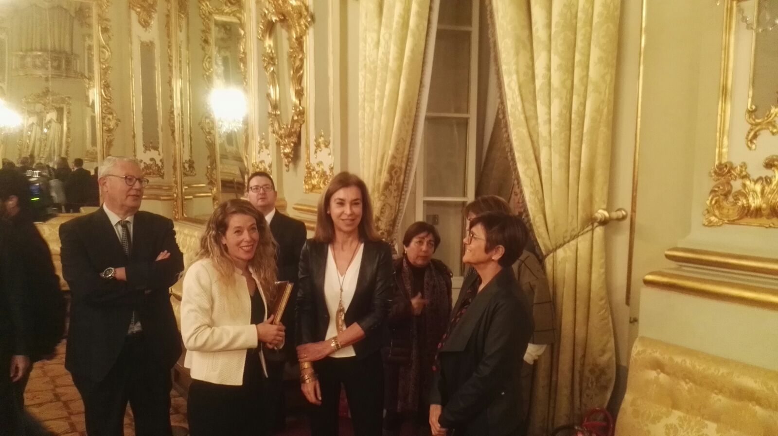 La presidenta de la Asamblea Regional de Murcia, Rosa Peñalver, ha asistido al encuentro literario organizado por el Foro Nueva Murcia y protagonizado por Carmen Posadas