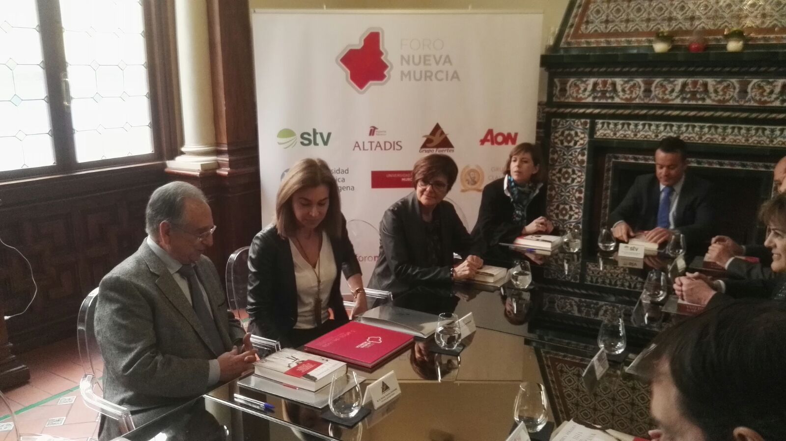 La presidenta de la Asamblea Regional de Murcia, Rosa Peñalver, ha asistido al encuentro literario organizado por el Foro Nueva Murcia y protagonizado por Carmen Posadas