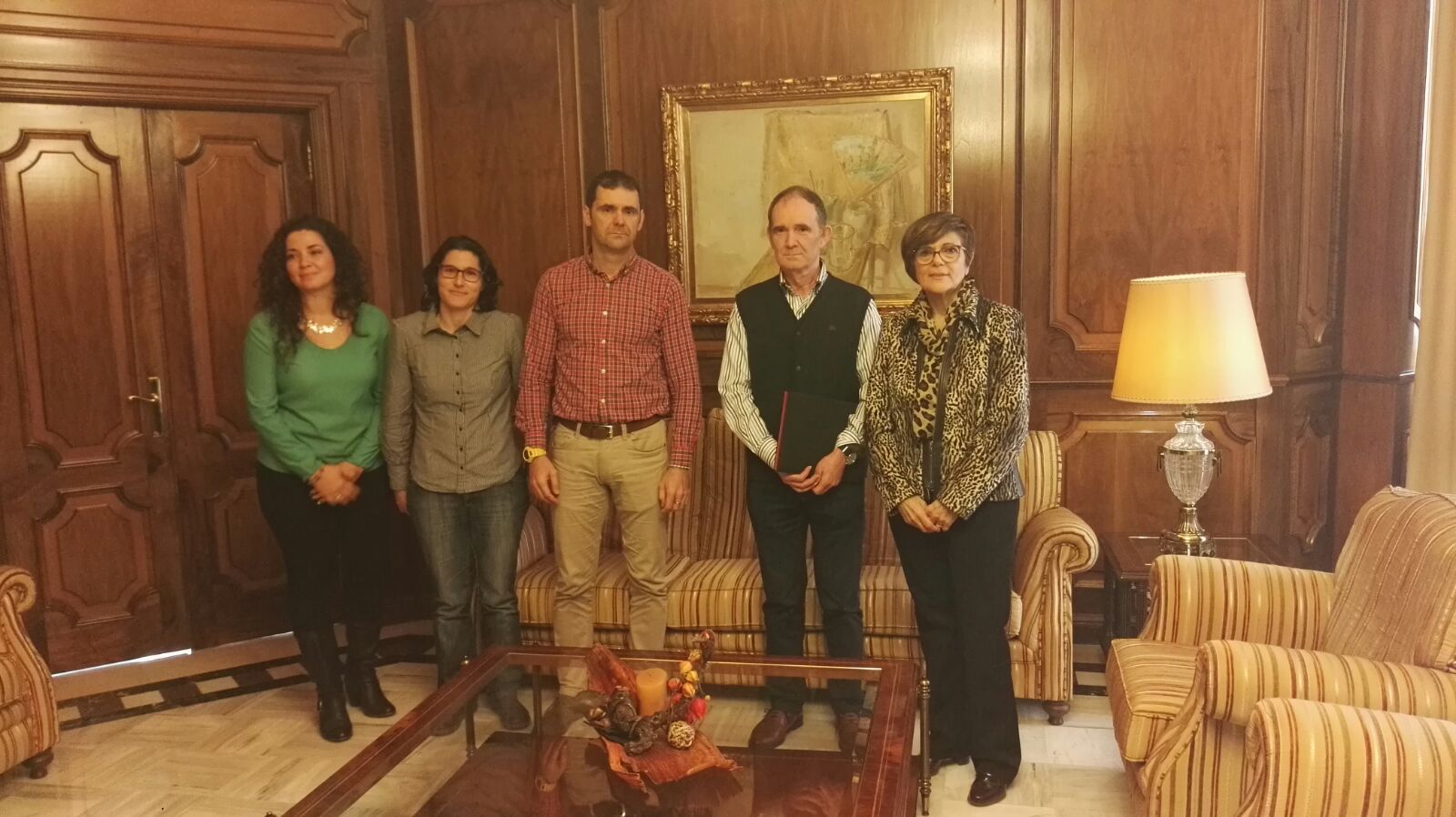 La presidenta de la Asamblea, Rosa Peñalver, ha recibido a la asociación Amuaci