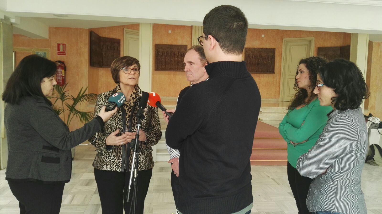 La presidenta de la Asamblea, Rosa Peñalver, ha recibido a la asociación Amuaci