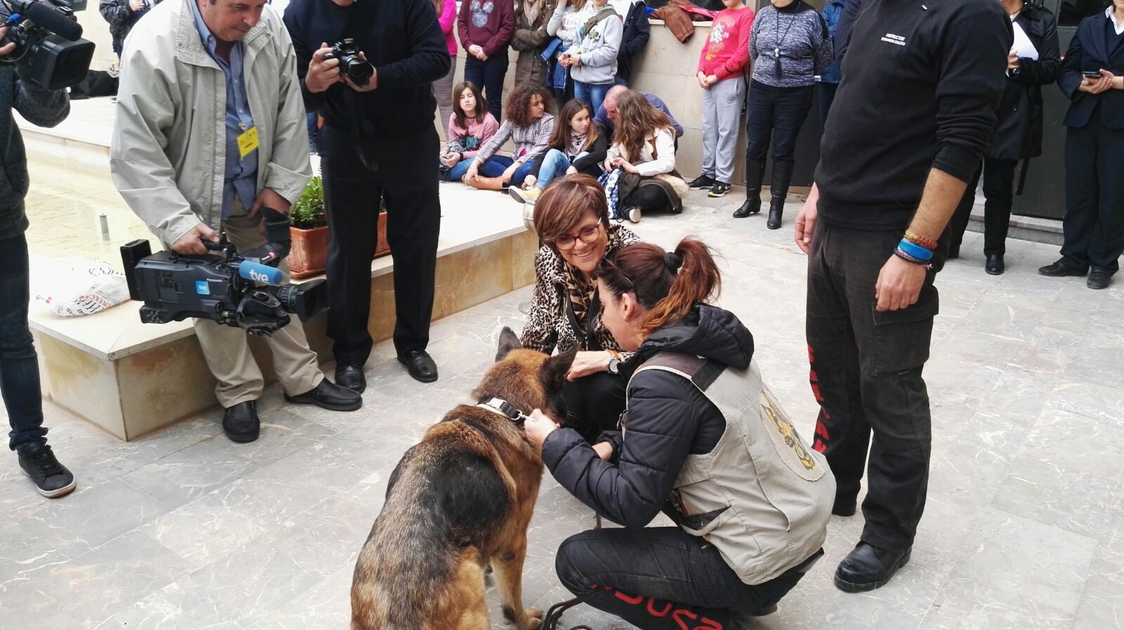 La Asamblea Regional de Murcia se ha convertido en el escenario de una demostración canina de protección a las mujeres víctimas de violencia de género
