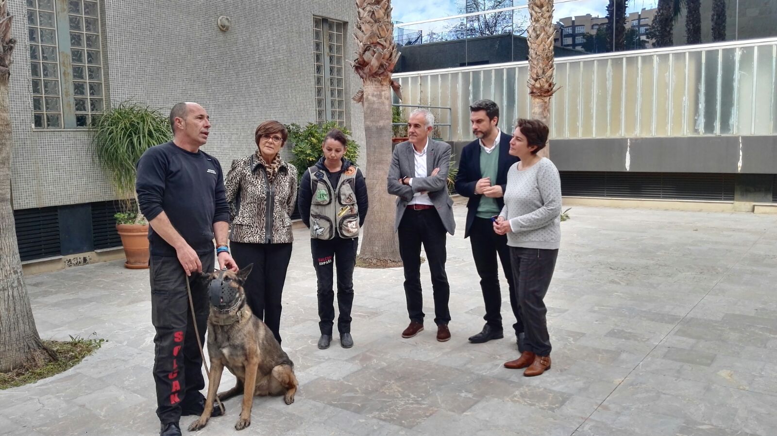 La Asamblea Regional de Murcia se ha convertido en el escenario de una demostración canina de protección a las mujeres víctimas de violencia de género