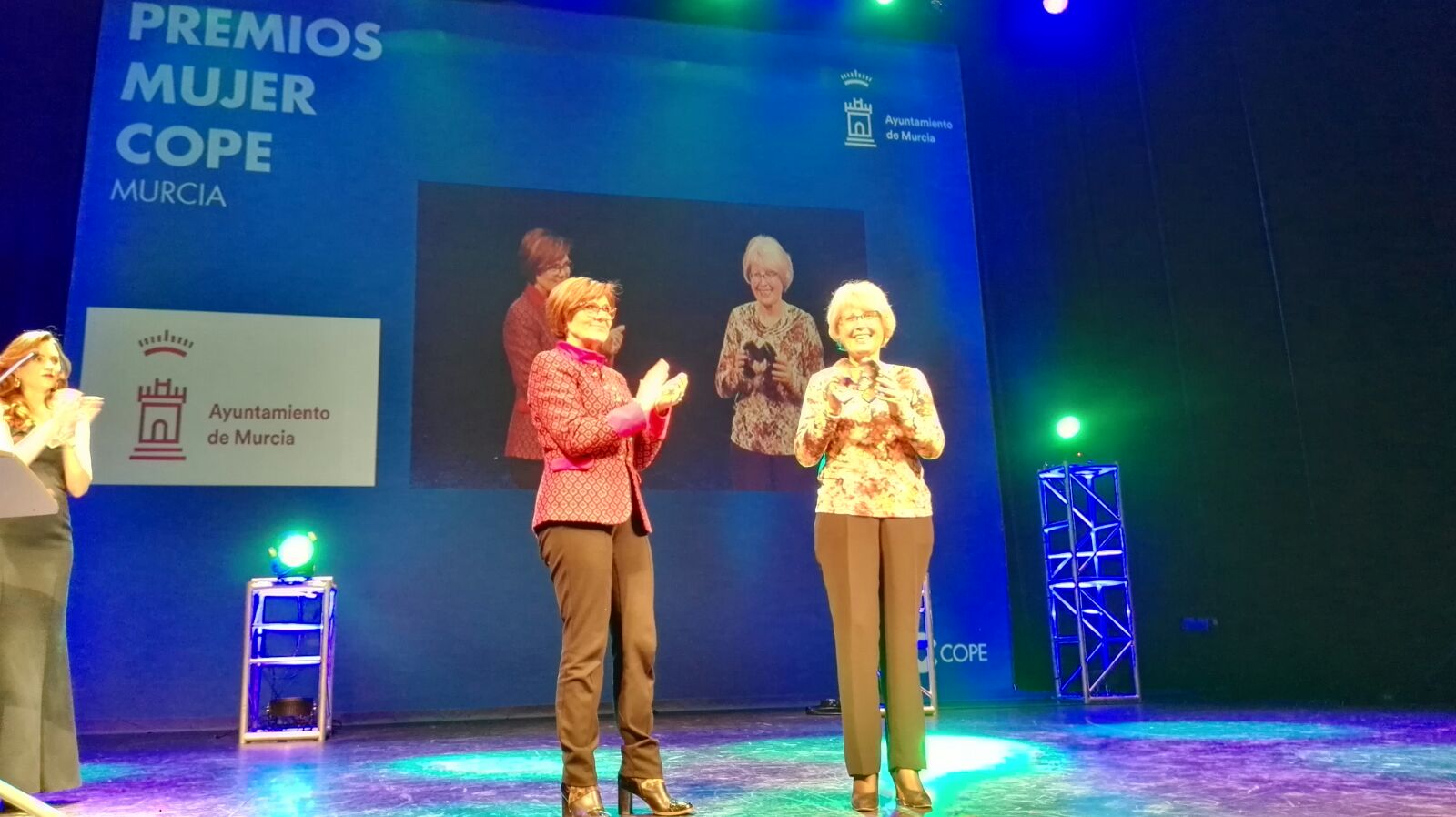La presidenta de la Asamblea Regional de Murcia entregó el Premio 'Mujer solidaria'