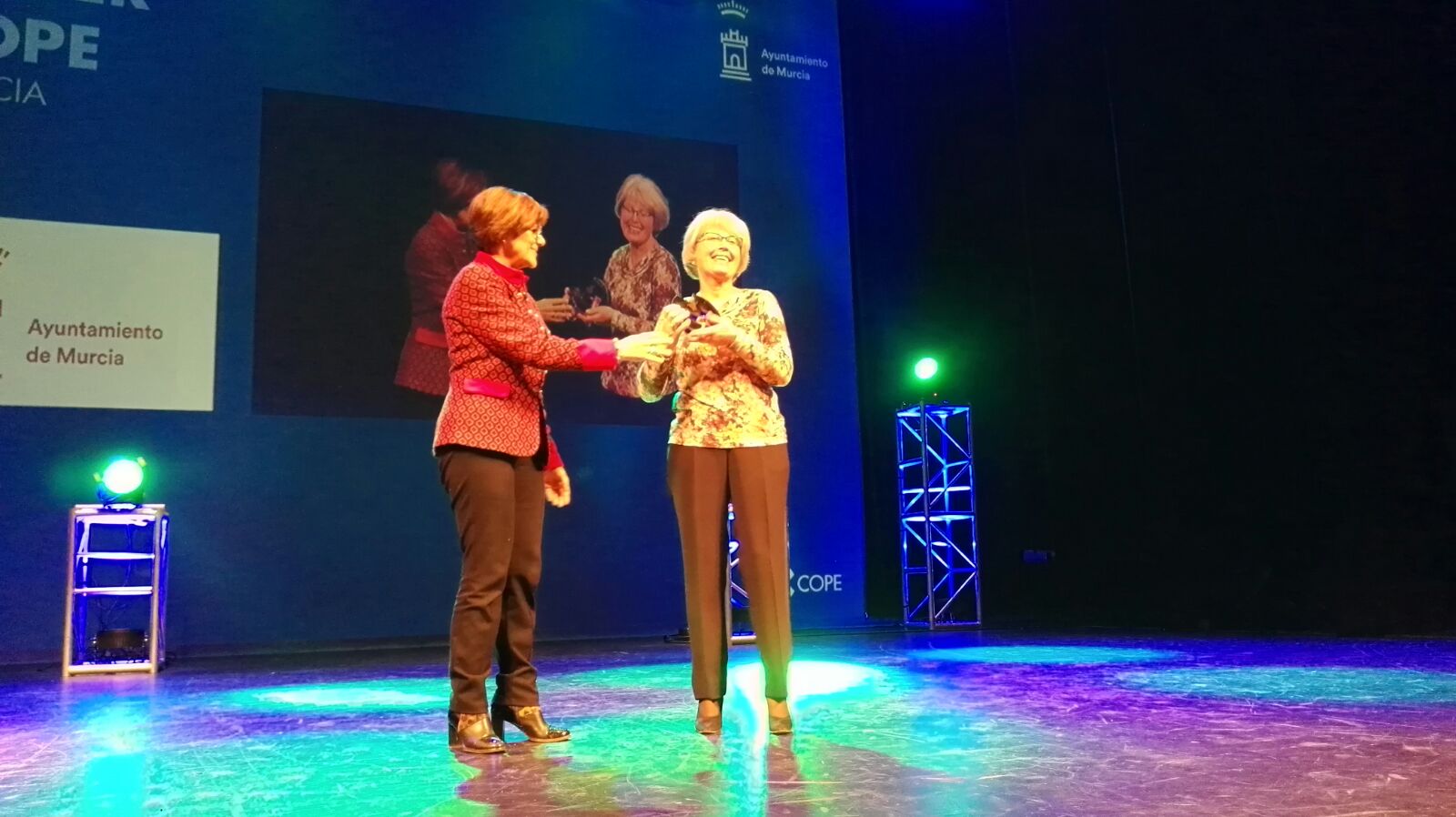La presidenta de la Asamblea Regional de Murcia entregó el Premio 'Mujer solidaria'